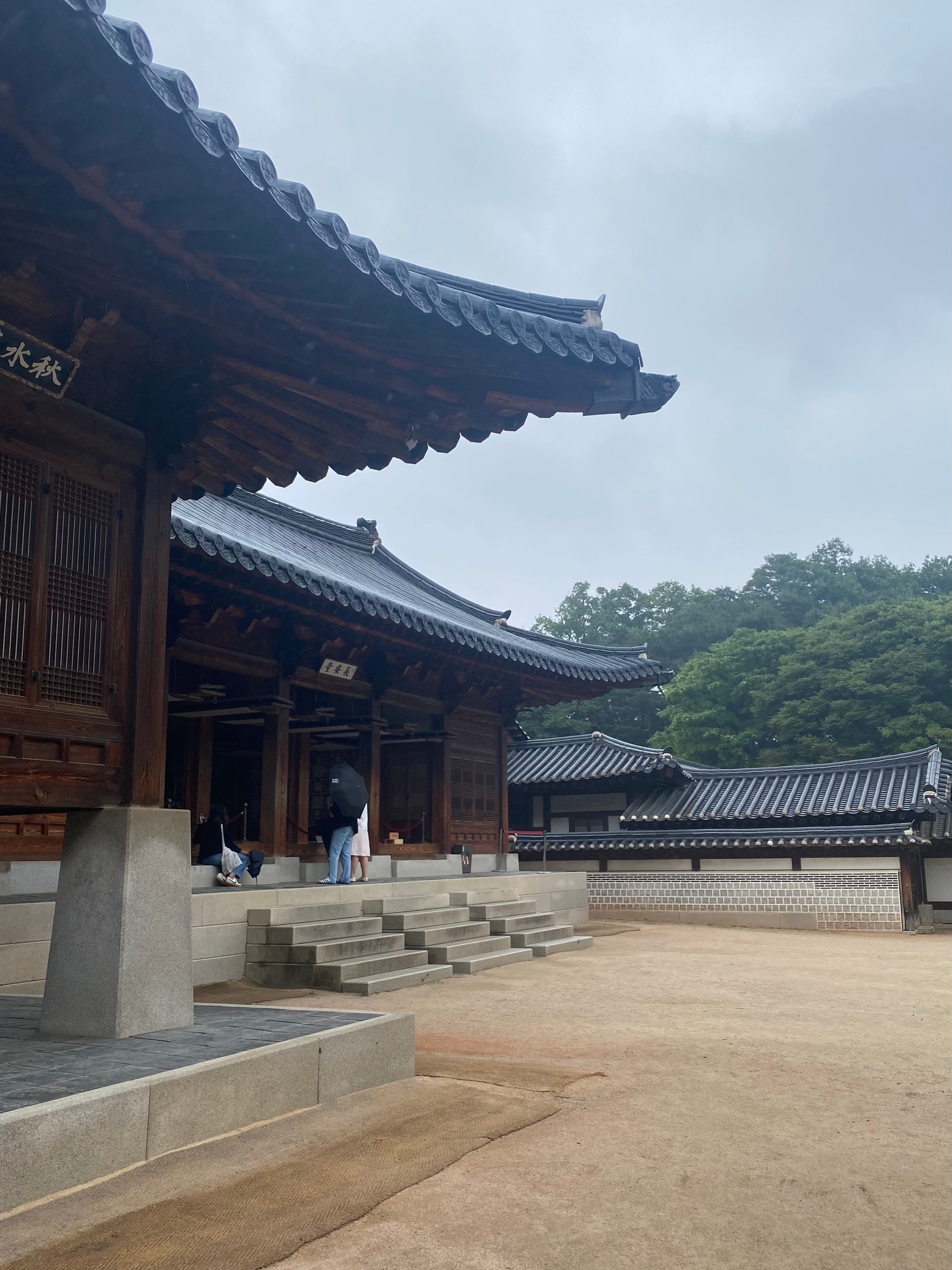 Вокруг дворца много новостроя в историческом стиле - наверное потом забьют магазинами или музей сделают