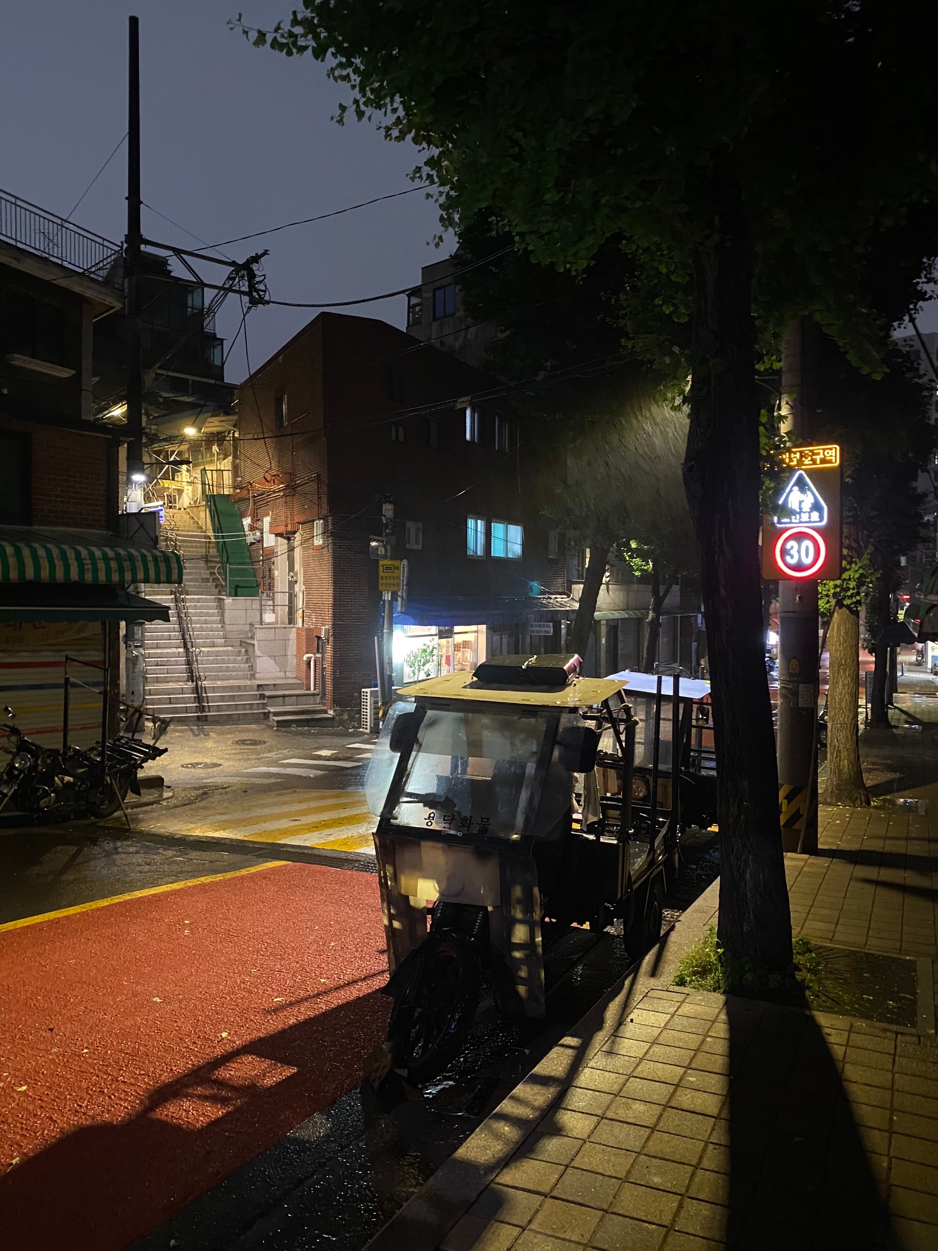 Драндулет и светящиеся дорожные знаки