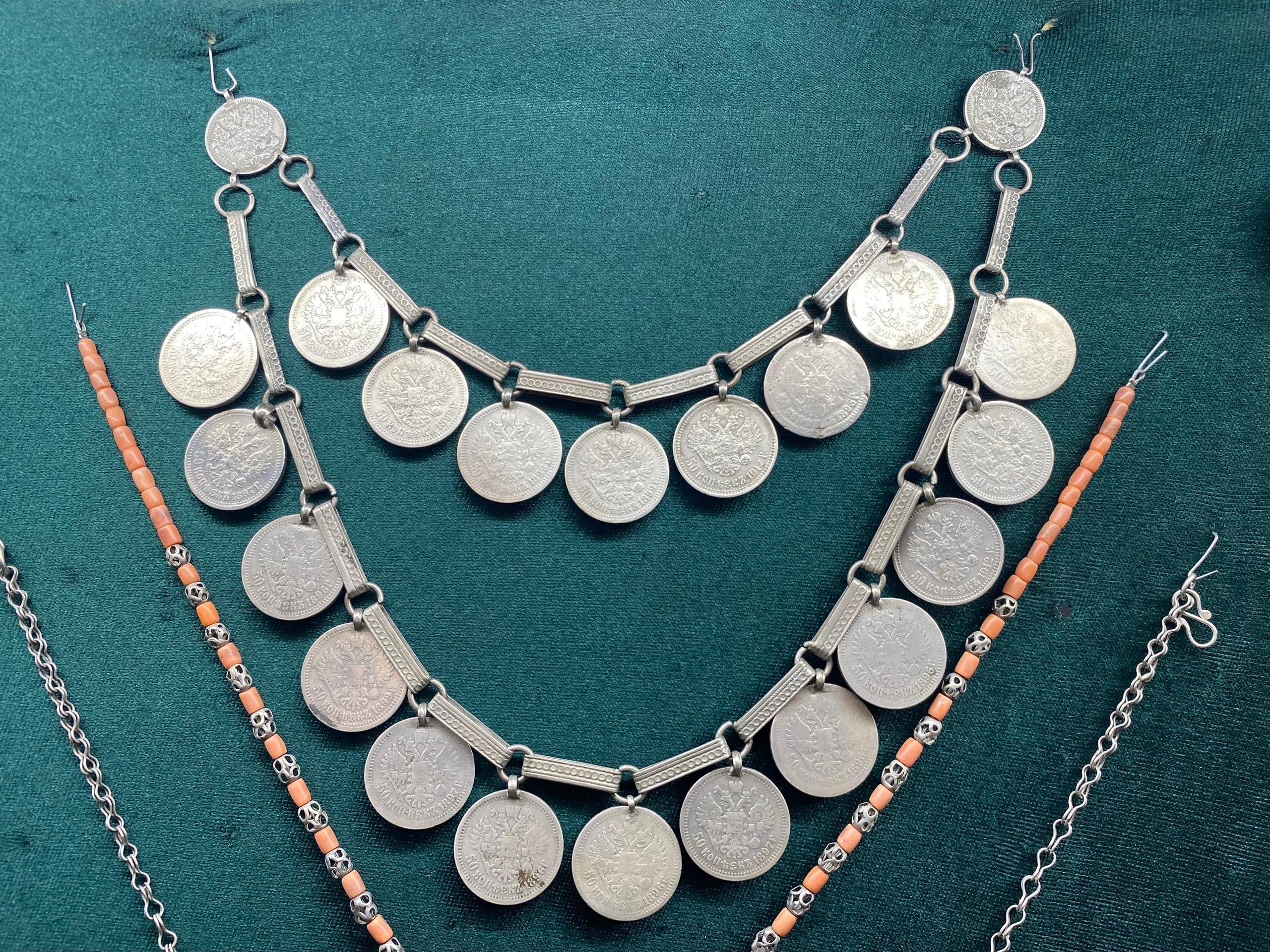 Украшения из рублей. Если нужно с кем-то расплатиться - манетка "отстёгивалась" - оттуда и выражение