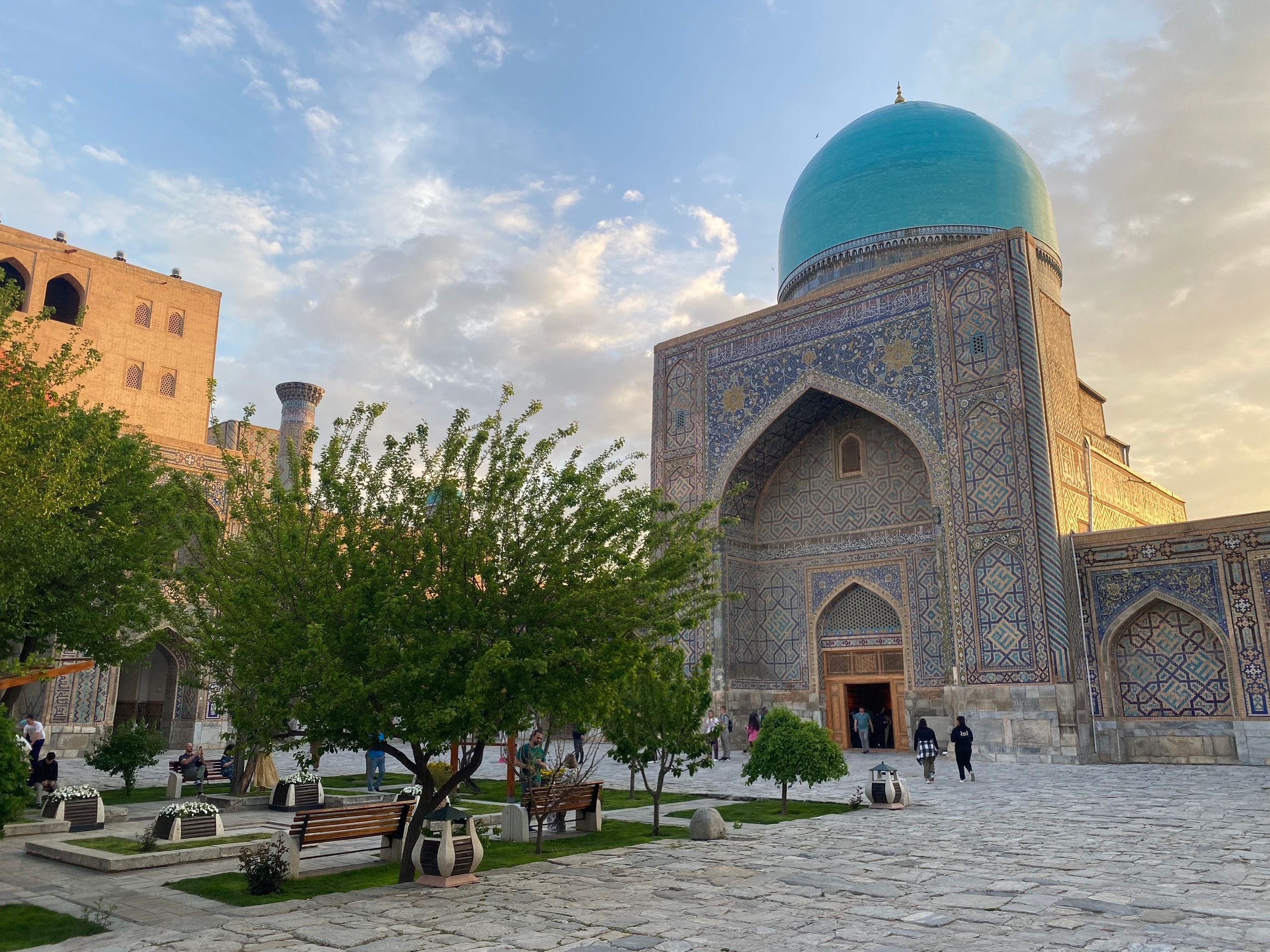 Маленький куст посередине сада - гранат. Считается символом плодородия, потому что можно буквально воткнуть палку в землю и она прорастёт. Деревья - шелвковица.