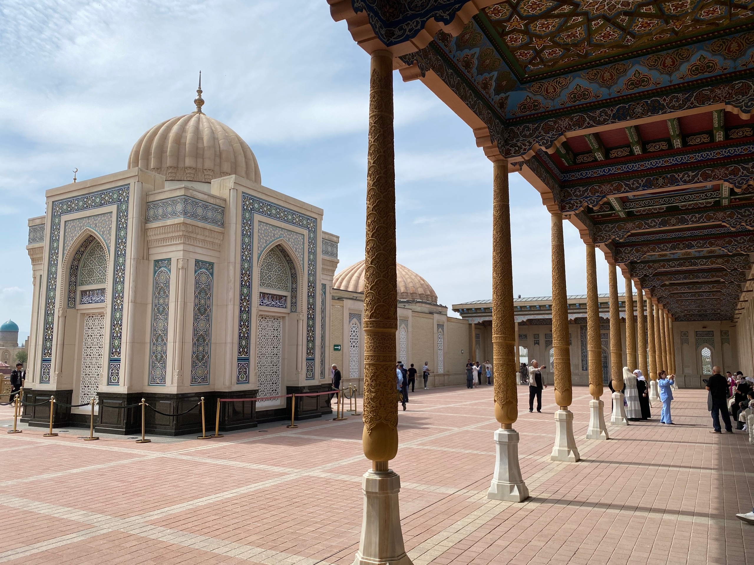 Сдесь также проходят службы - то есть это ещё и мечеть. Для людей сделали навесец