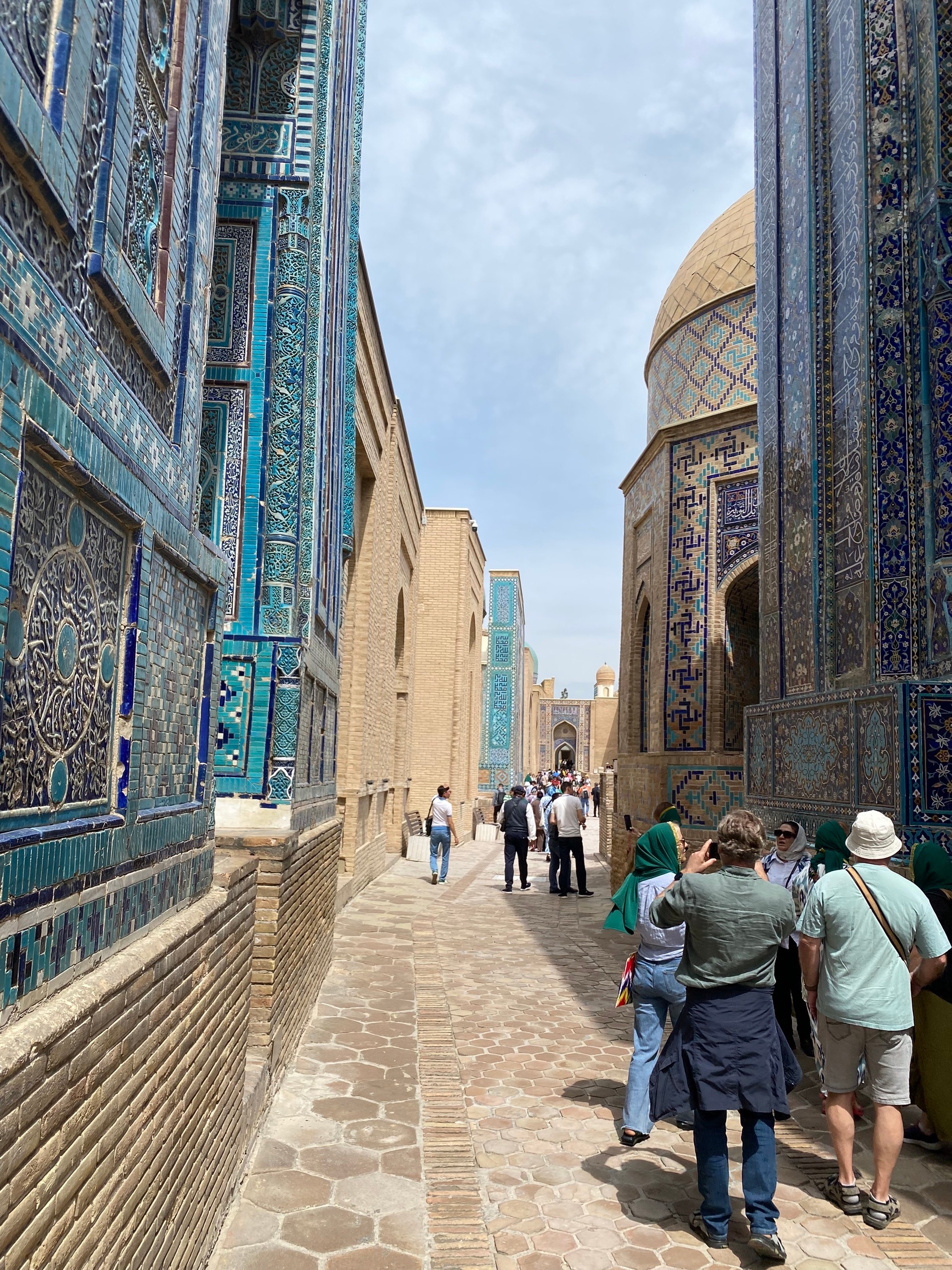 Аллея с мавзолеями