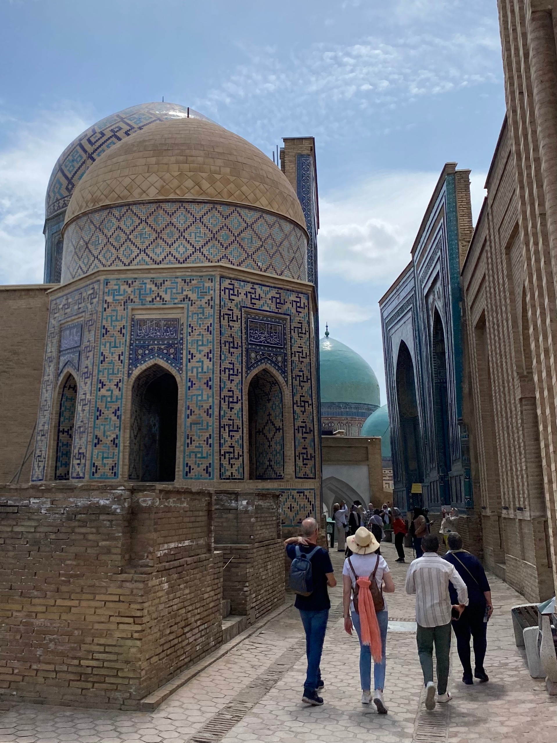 Людей много