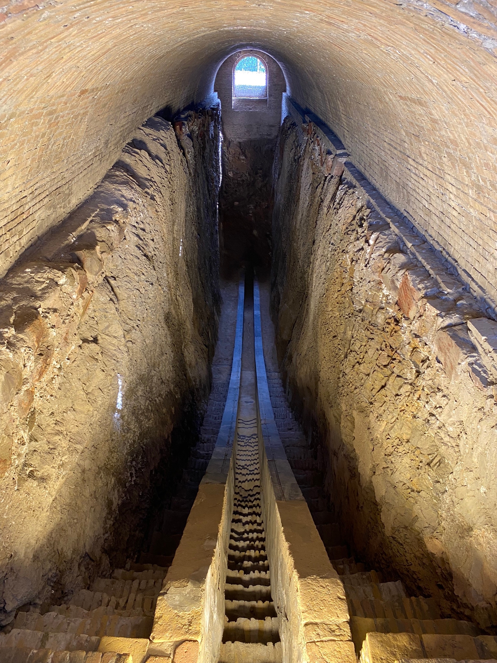 Подземный кусок оберватории местного звездочёта, надземная часть не сохранилась и реставрировать её не стали. Луч солнца ровно в полдень падает на желоб, на котором была тележка. Должно по устройству секстант напоминать