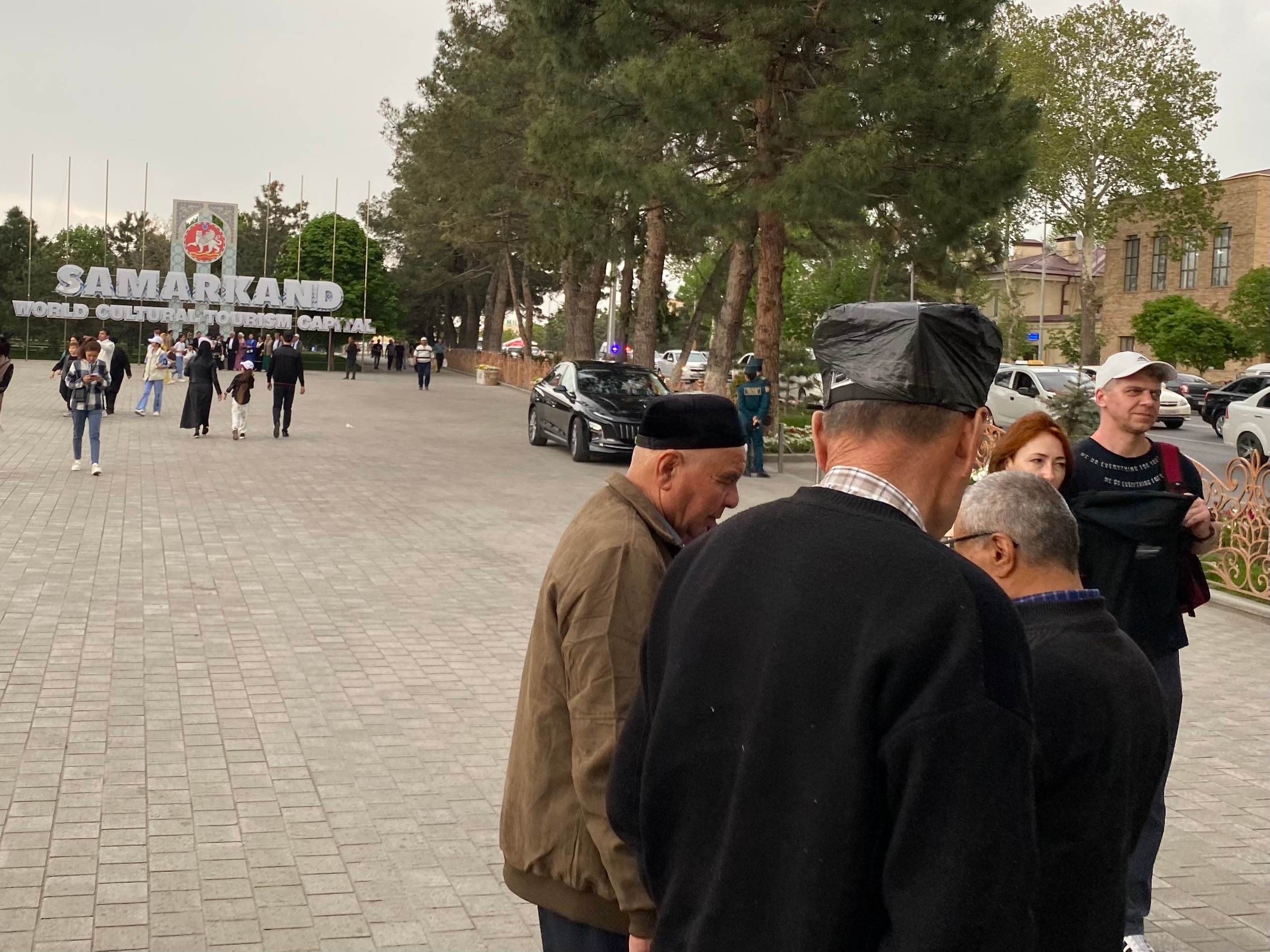 Начинался дождь и мужик нацепил целофановый пакет на тюбитейку