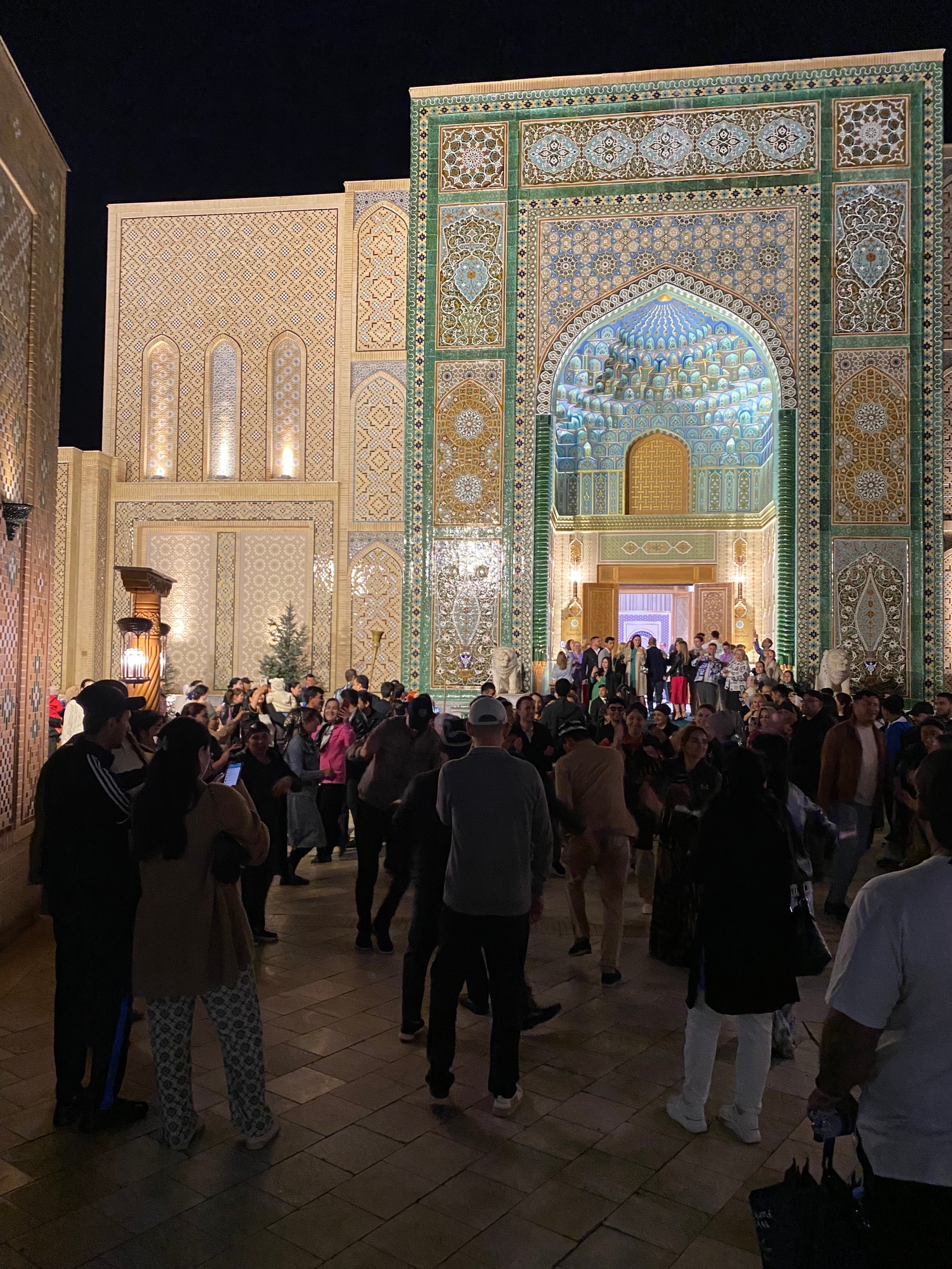 В здании какая-то туса богачей, у входа играет традиционный оркестр, приветствует гостей