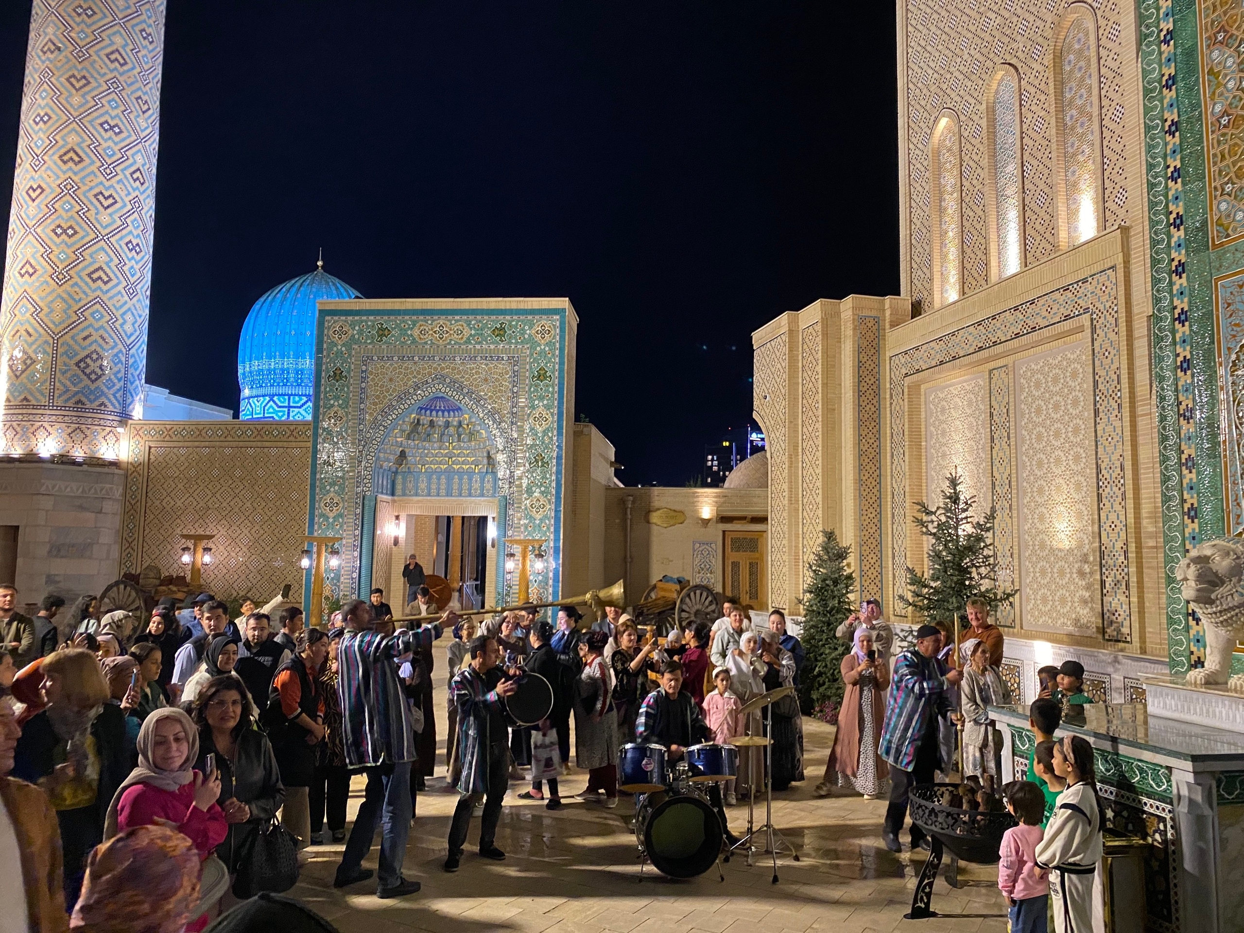 Зеваки собираются посмотреть на музыкантов и на вычурных гостей.