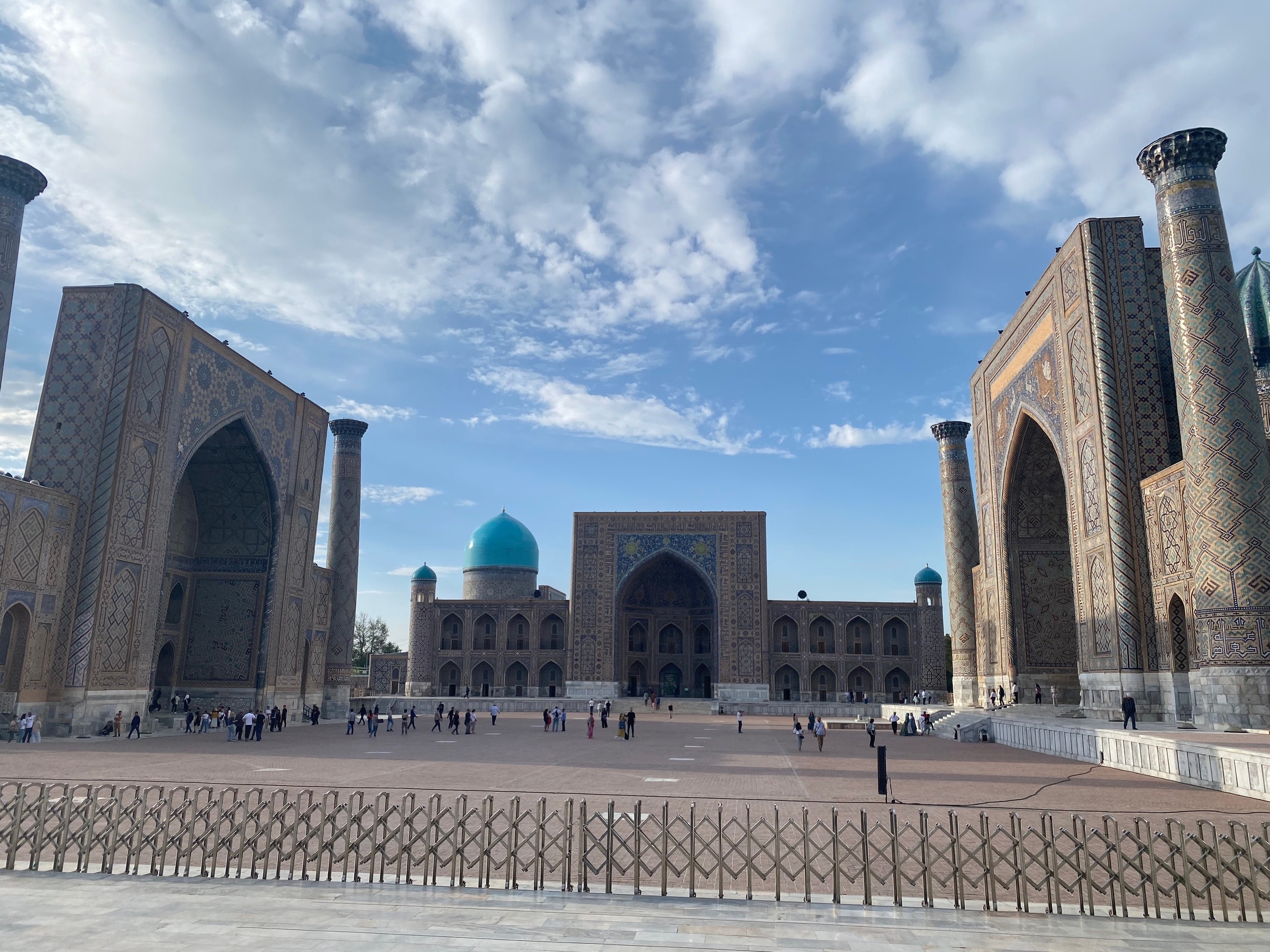 Главная площадь - Регистан. Здесь и мечеть и религиозные школы - медресе. В каждой нише - своя дверь ведущая в общажную комнату для учеников