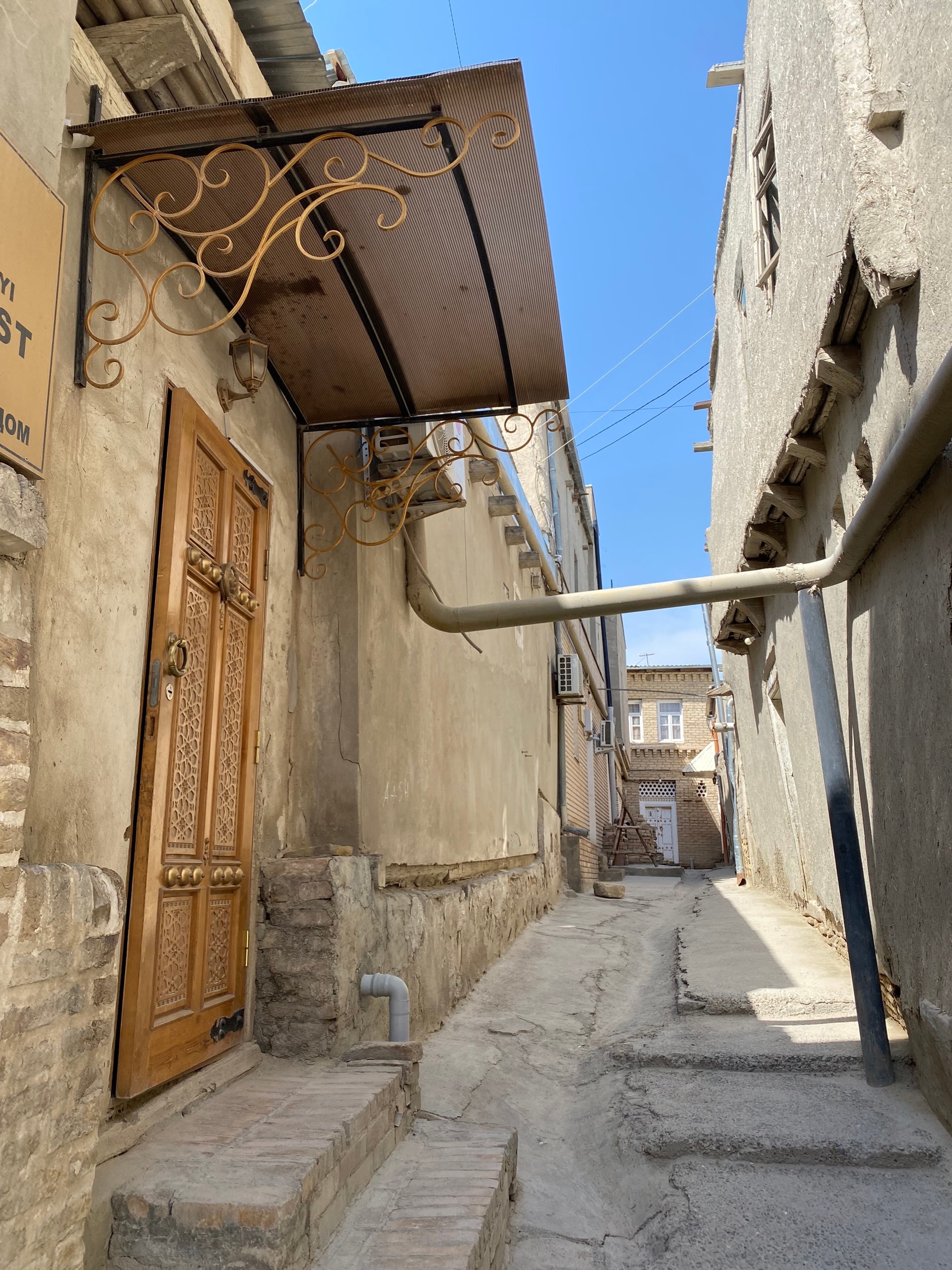 Старинная улица с плексигласовым козырьком