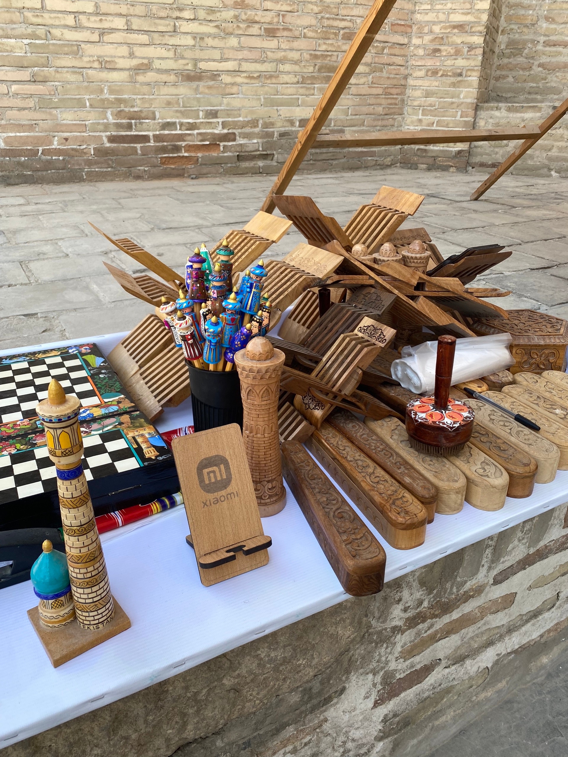 Восточные деревянные подставки для чтения книг, изначально корана. Вроде как нельзя его просто на землю или стол класть. Подставка xiaomi умиляет