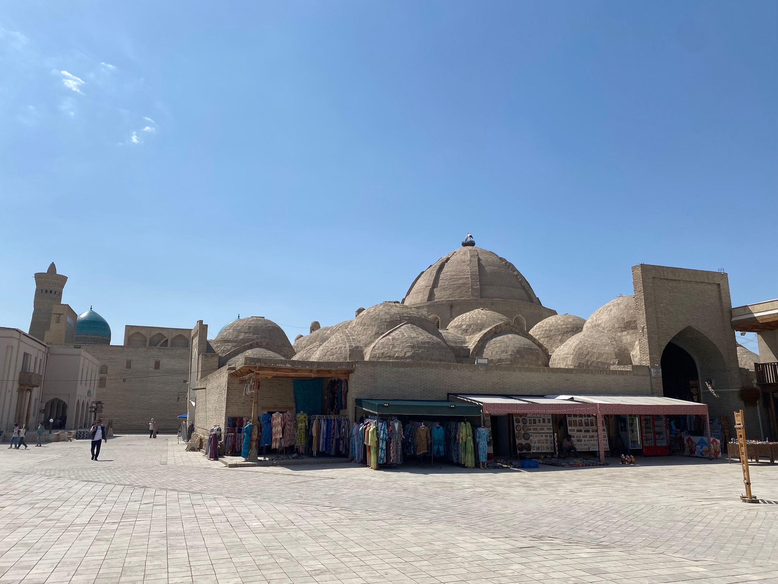 Базар. Стены и потолок очень толстые, поэтому внутри прохладно