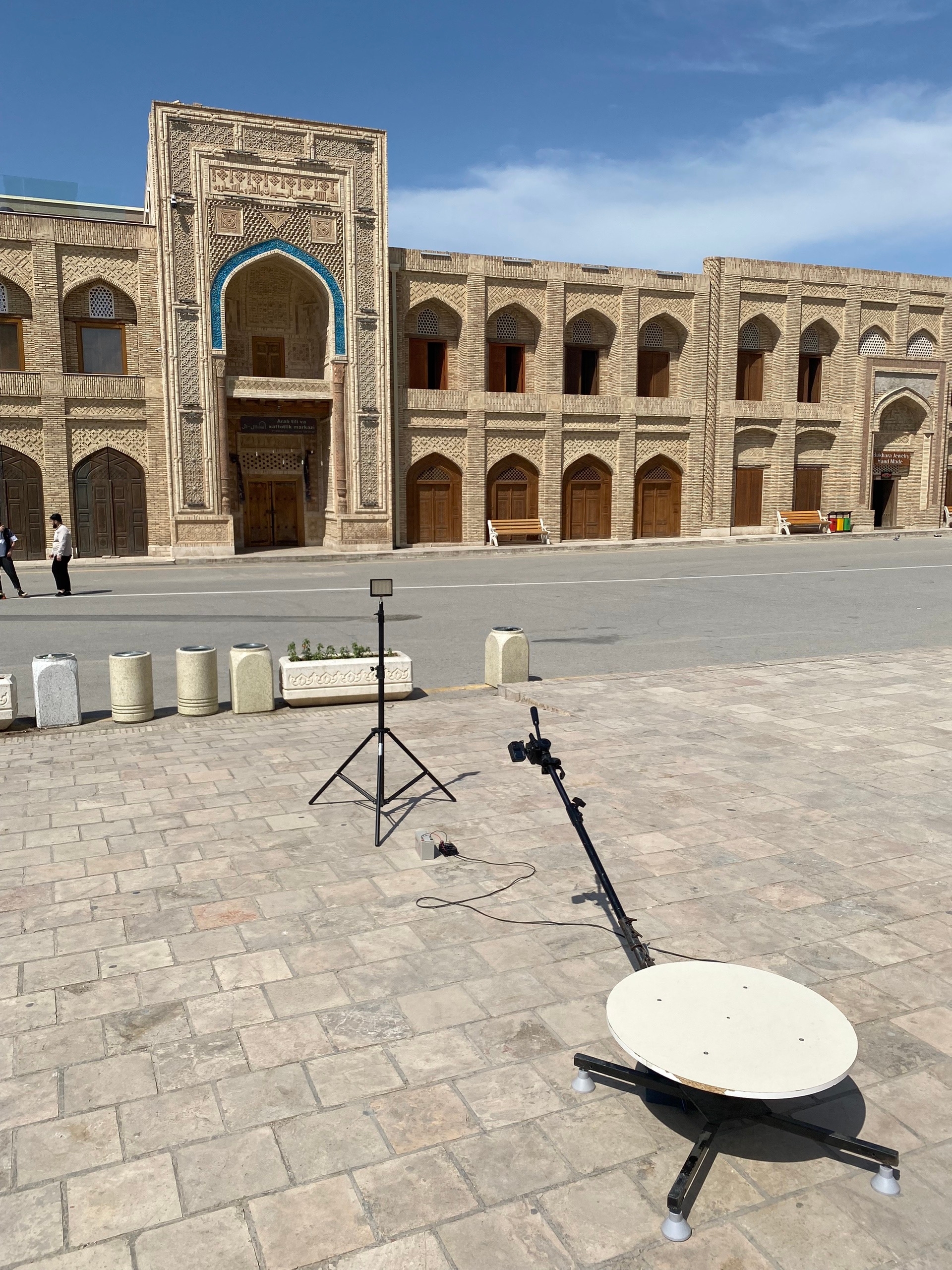 Развлечение для туристов - становишься на платформу и селфи-палка крутится по кругу, снимая их.