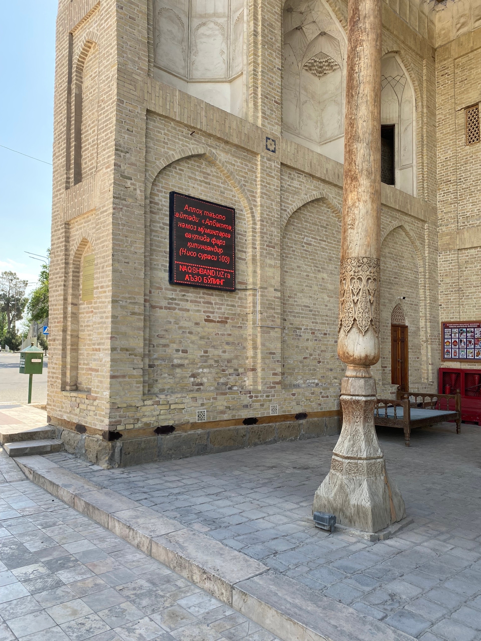 И вот такое безобразие с другой стороны