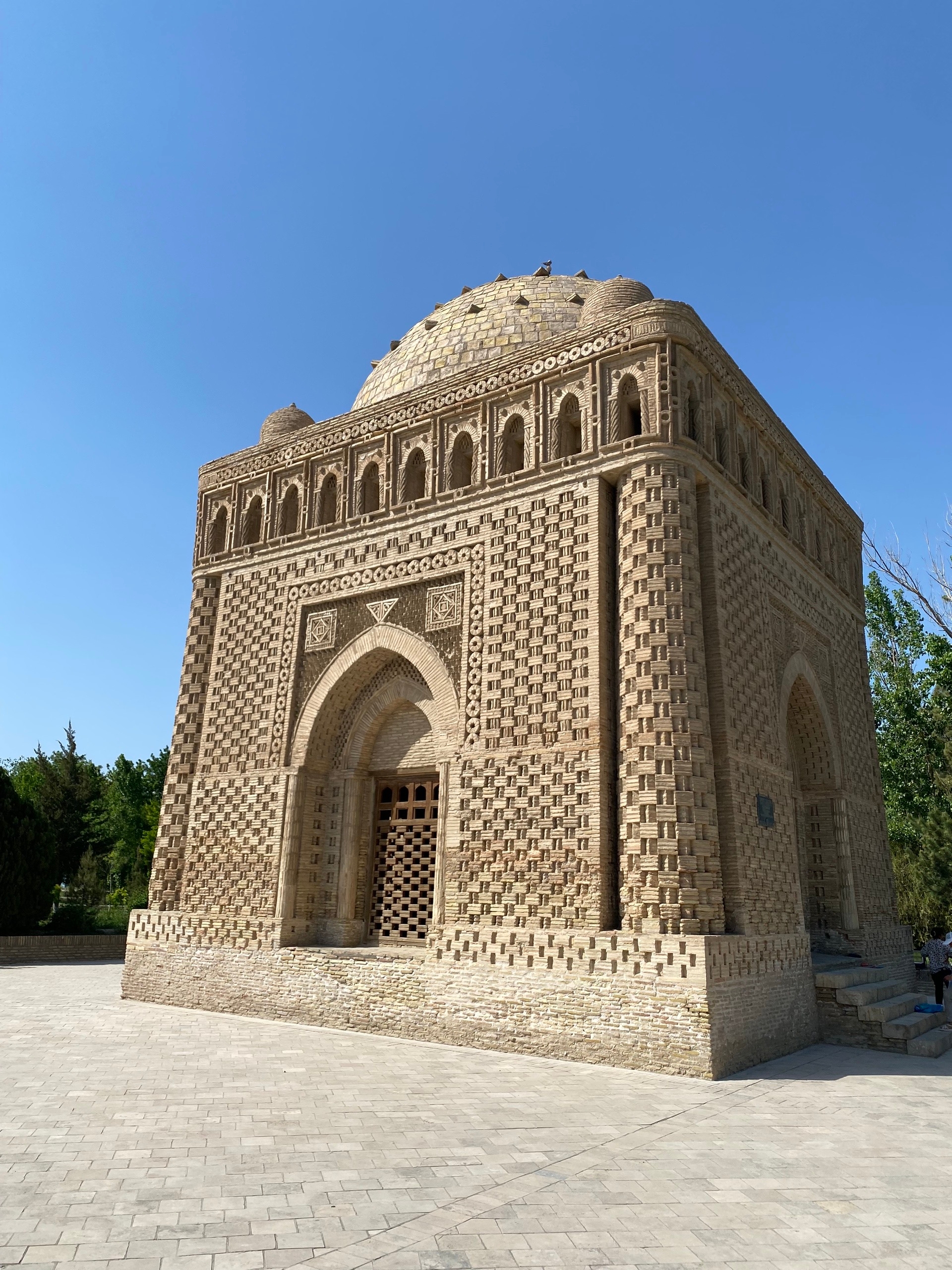 Мавзолей девятого века, внутри национальный герой Туркменистана, на их сотенной купюре нарисован. Раньхе всё это было одним государством - Бухарским ханством.