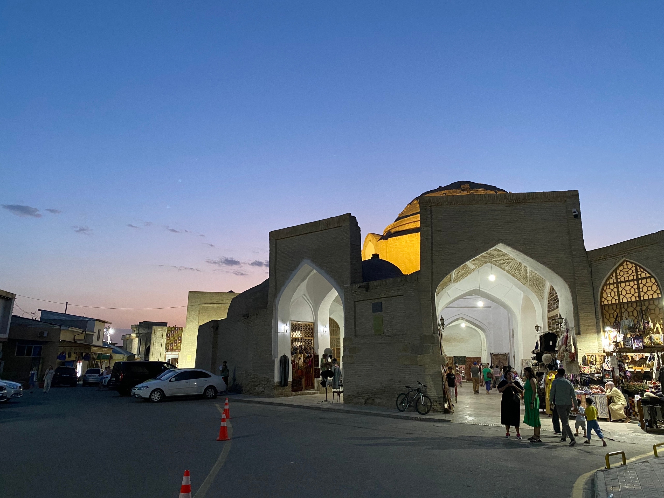 Торговые ряды ночью