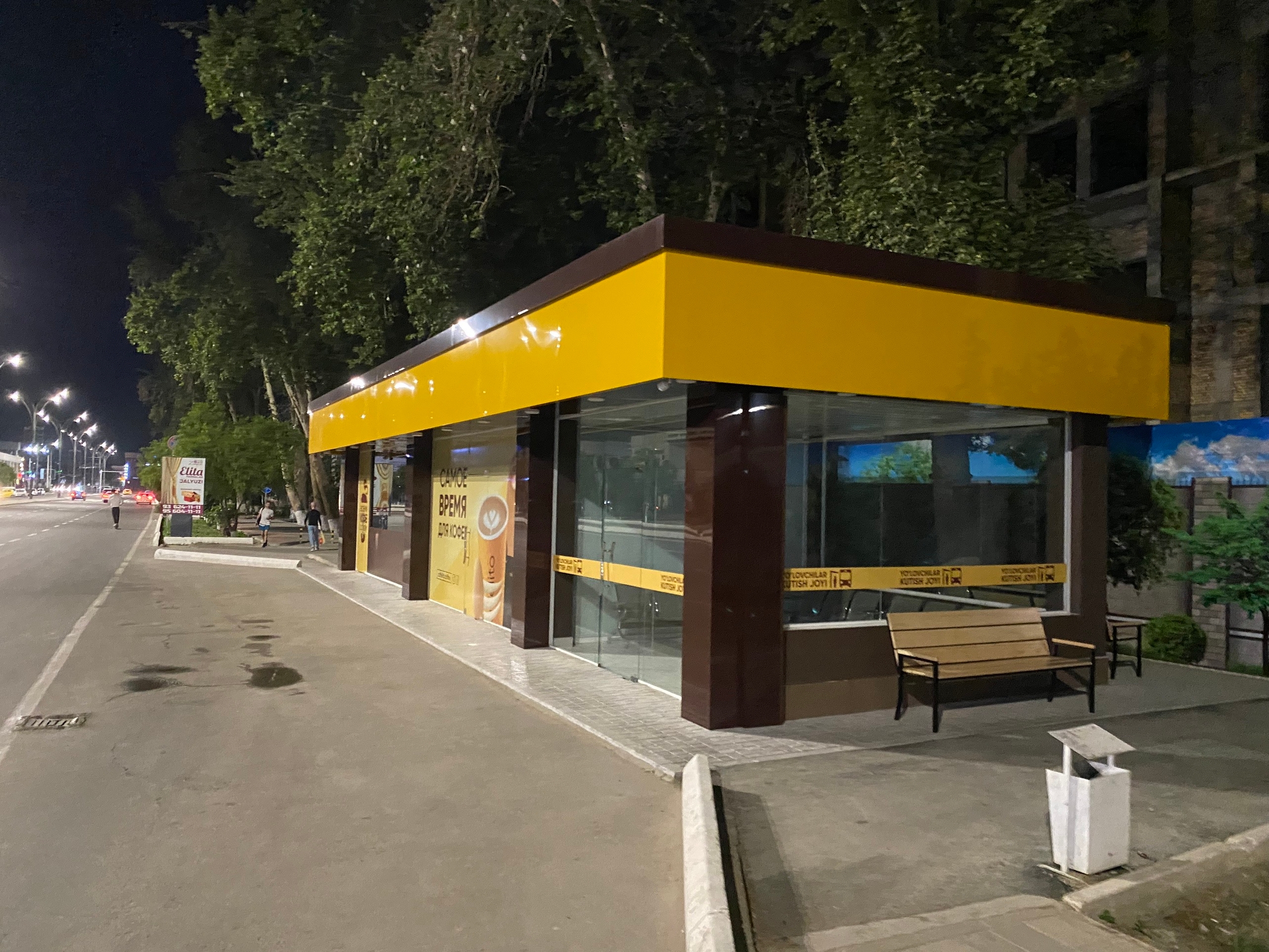 Автобусная остановка с кондиционером, как в Дубае. Летом тут, говорят, до +60