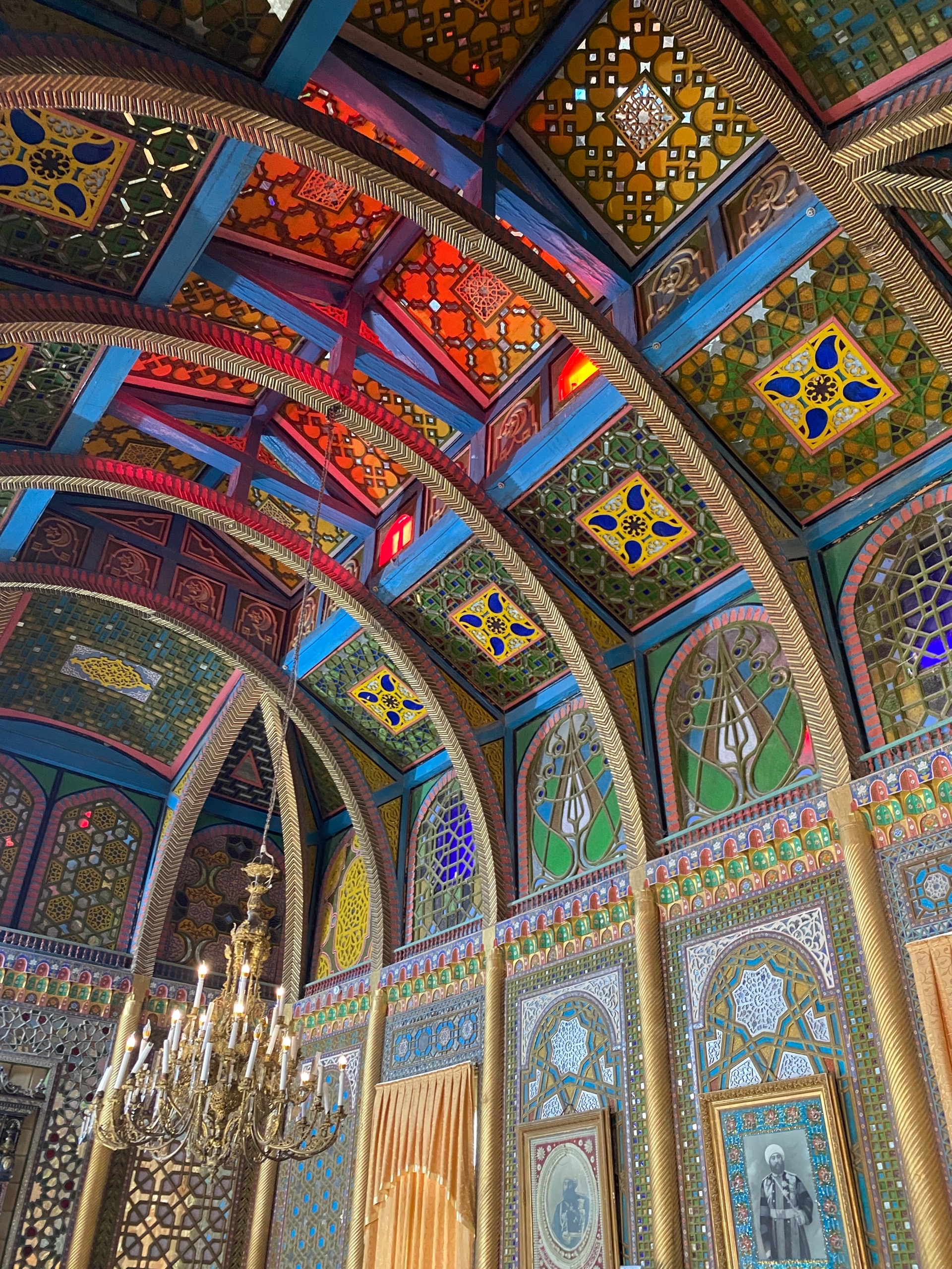 Потолок с витражами