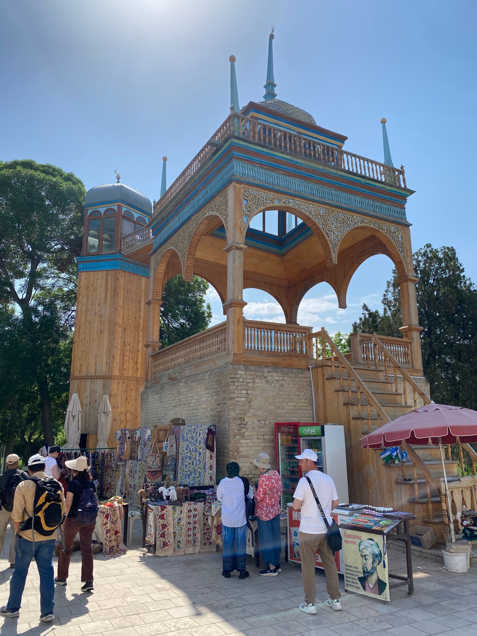 Повсюду втюхивают барахло туристам