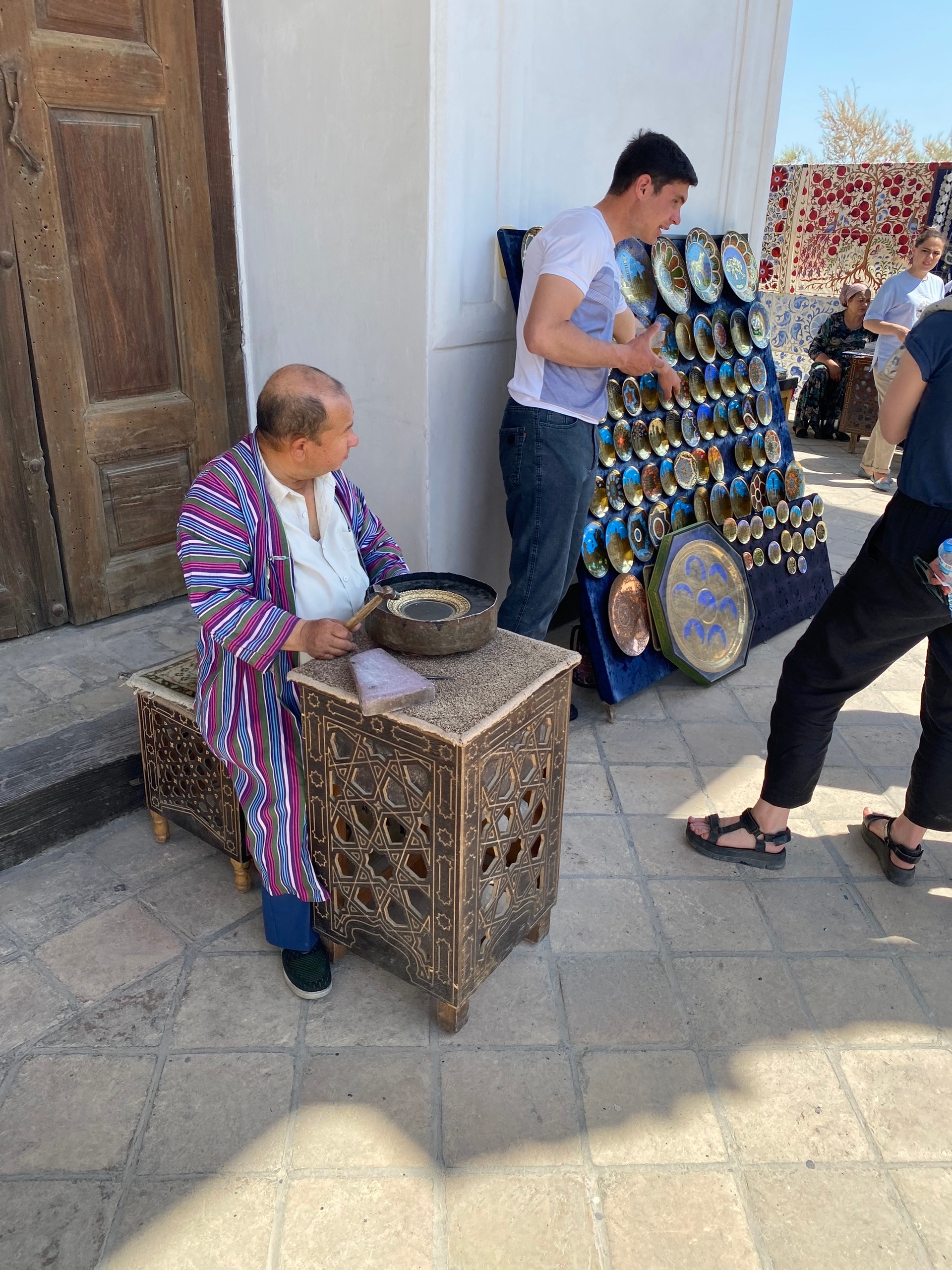 Мужик скребёт тарелочку, создаёт свом видом дополнительную стоимость