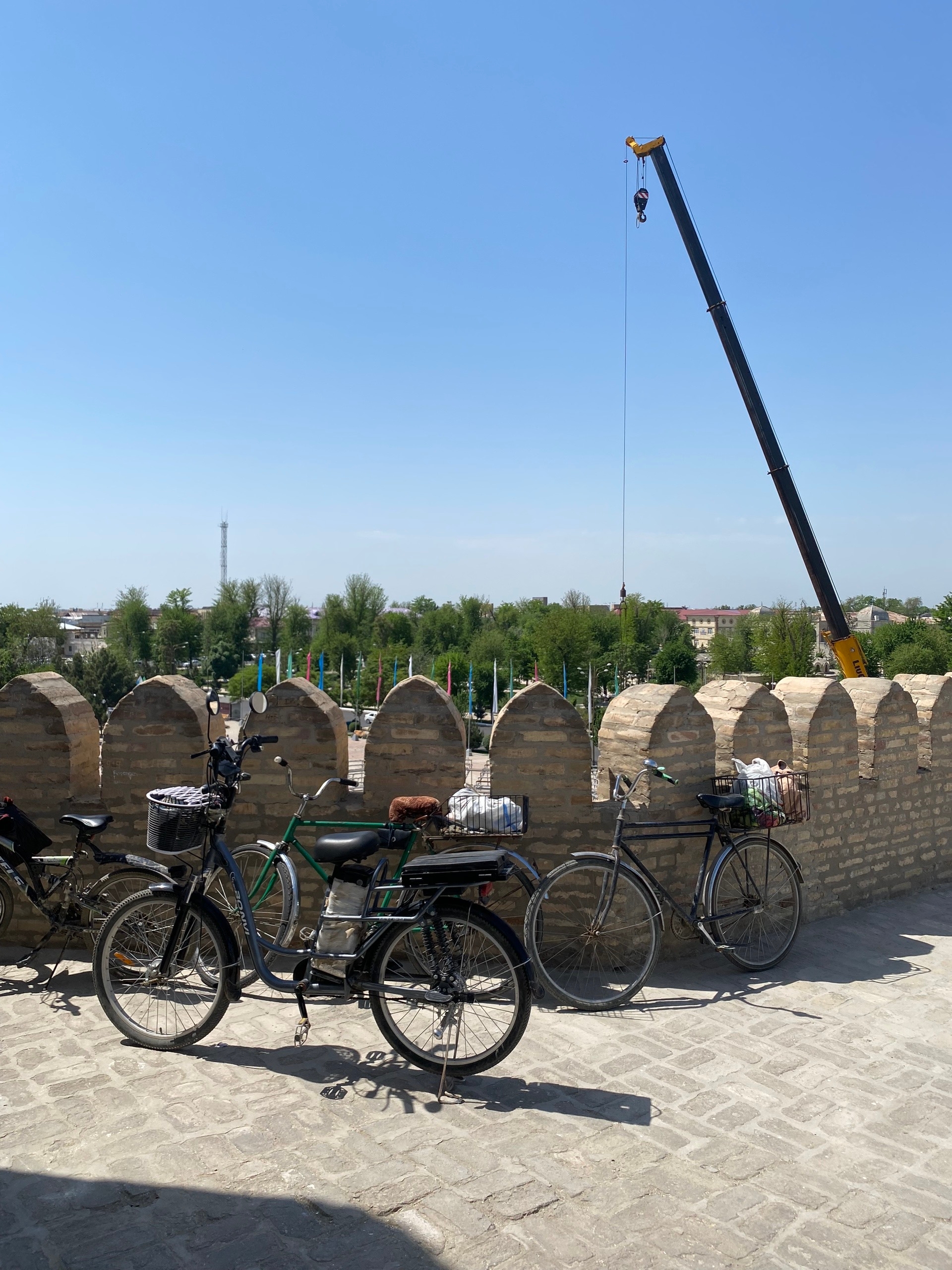 Рабочие приезжают на великах - весь центр города сделали пешеходным для туристов