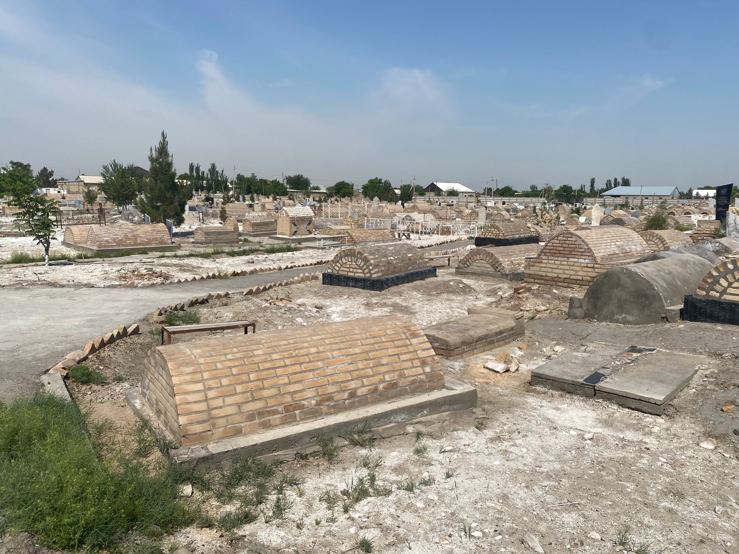 Кладбище, надгробья аскетичные. Но иногда и советская хтонь проскакивает