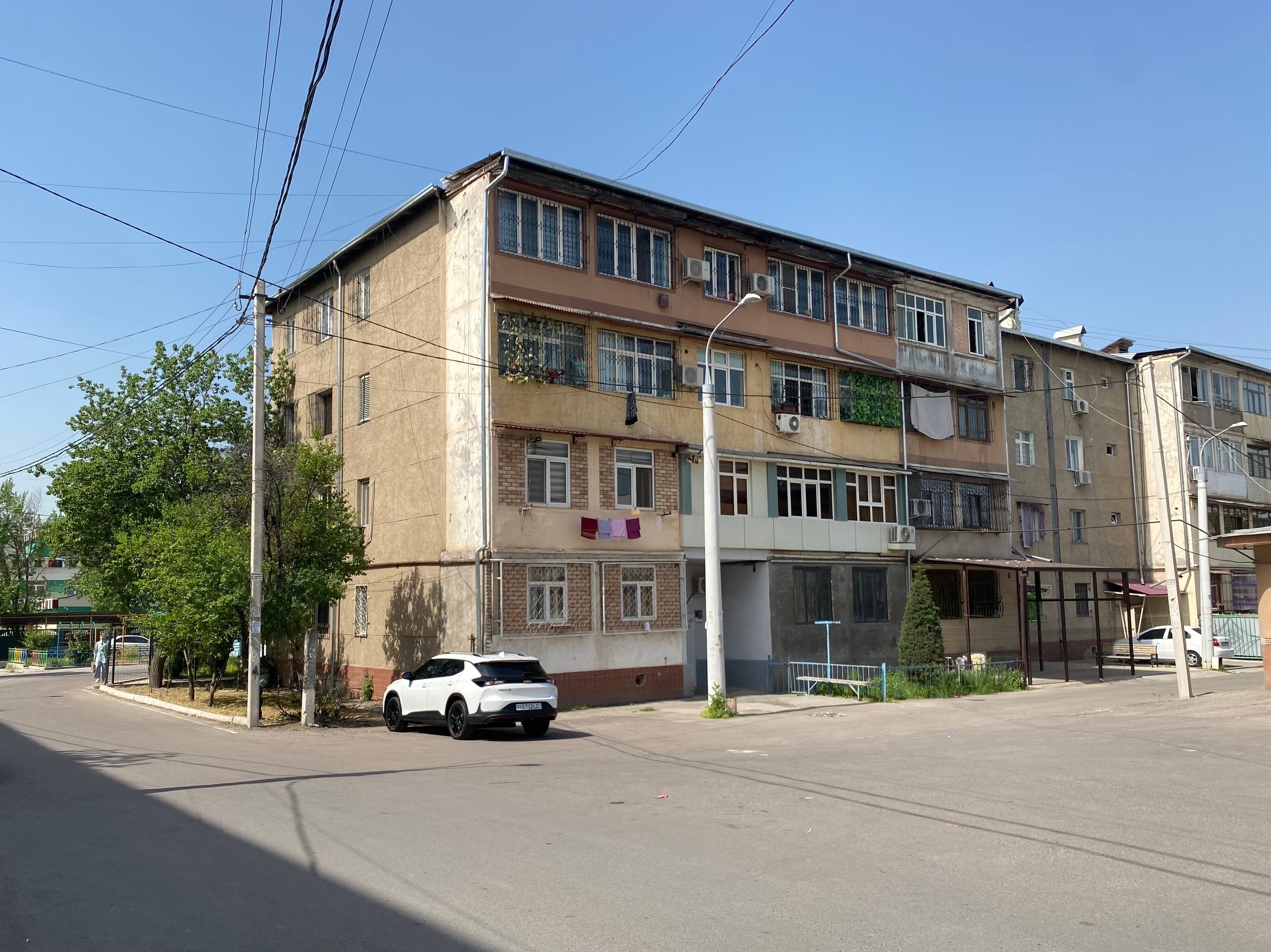 Соседи надстроили себе по балкону, кто во что горазд. Как в Грузии.