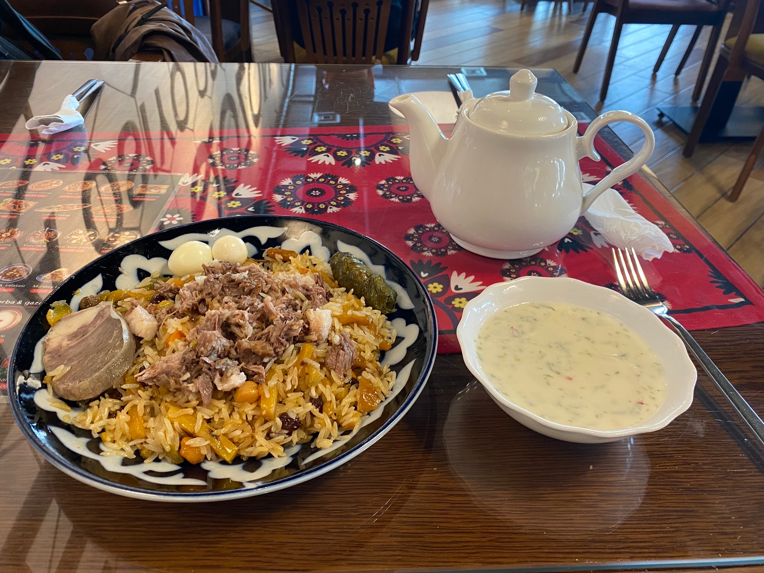 Плов. блюдо справа - салат а не суп.