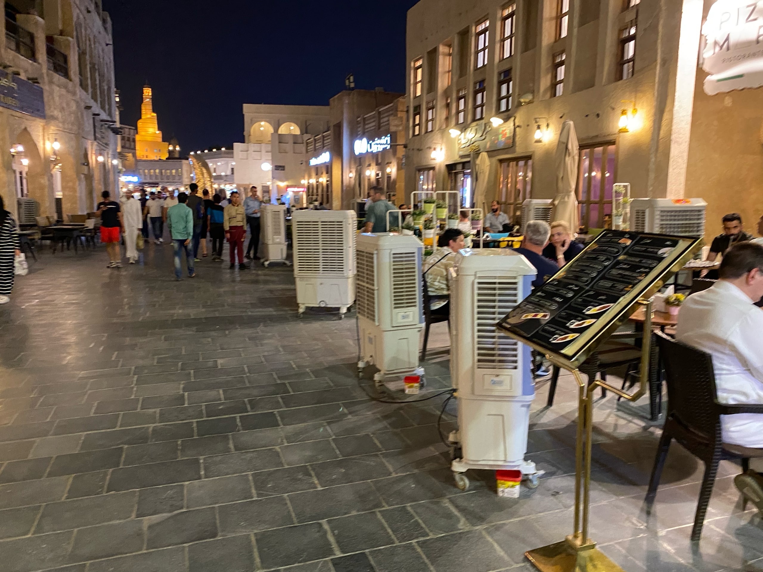 Клиентов обдувают кондиционеры на колёсиках