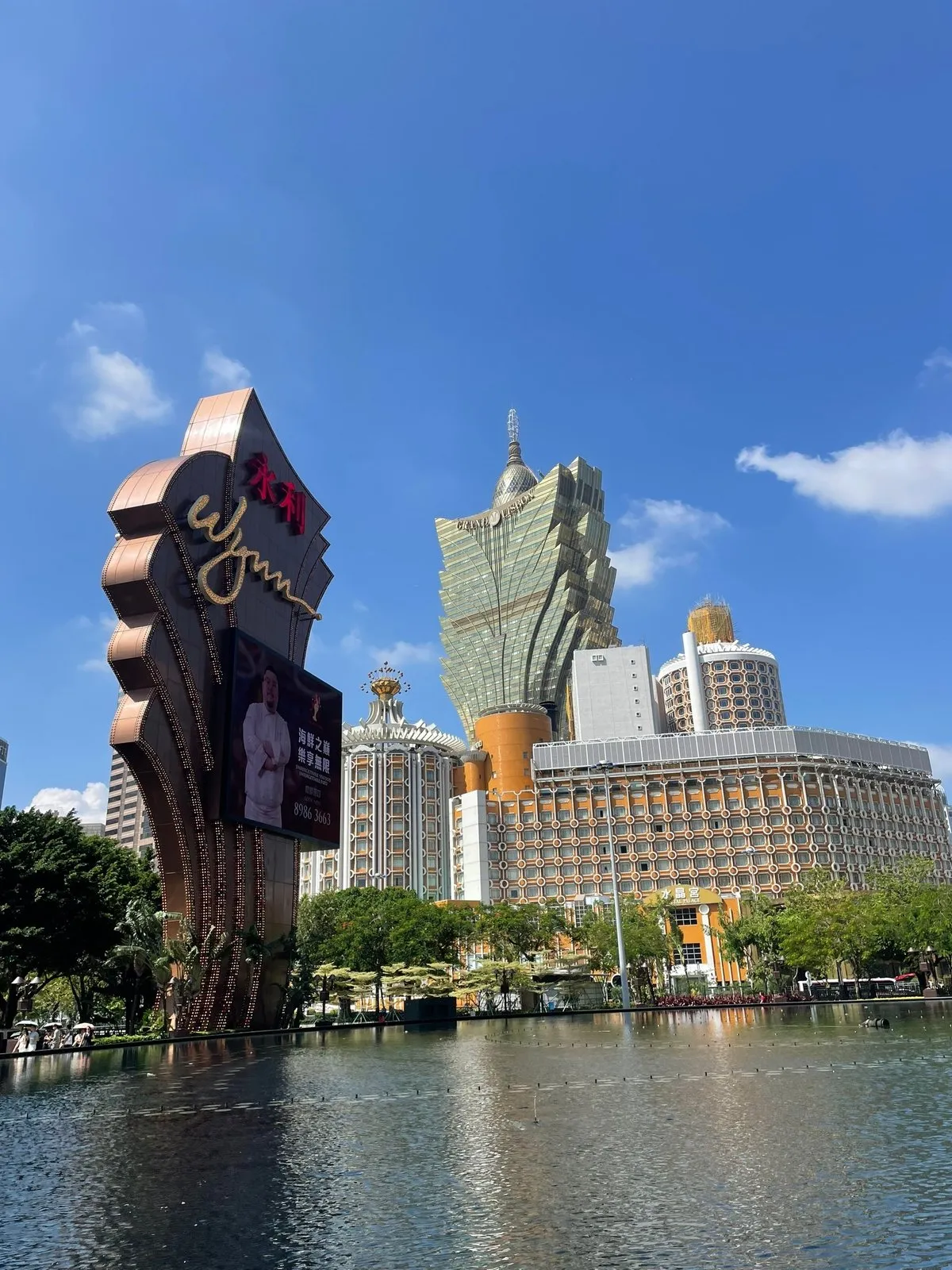 На логотипе крутят рекламу ресторана