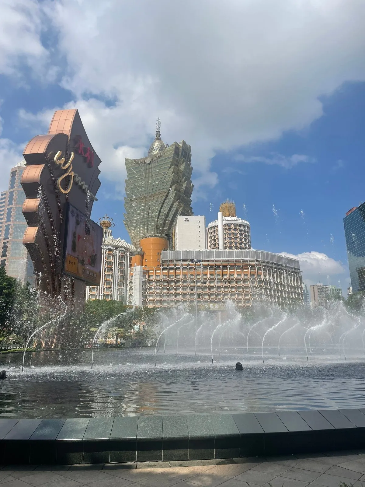 Шоу фонтанов.Ещё огнемётом пыхают иногда