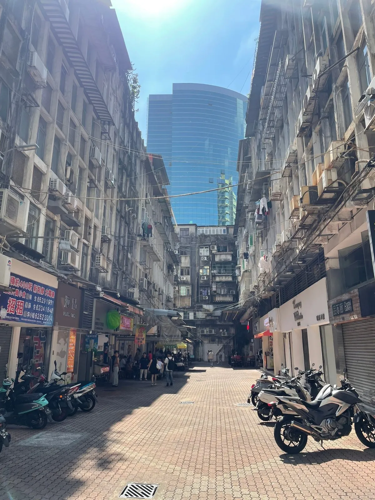 Засиженый мухами двор для черни