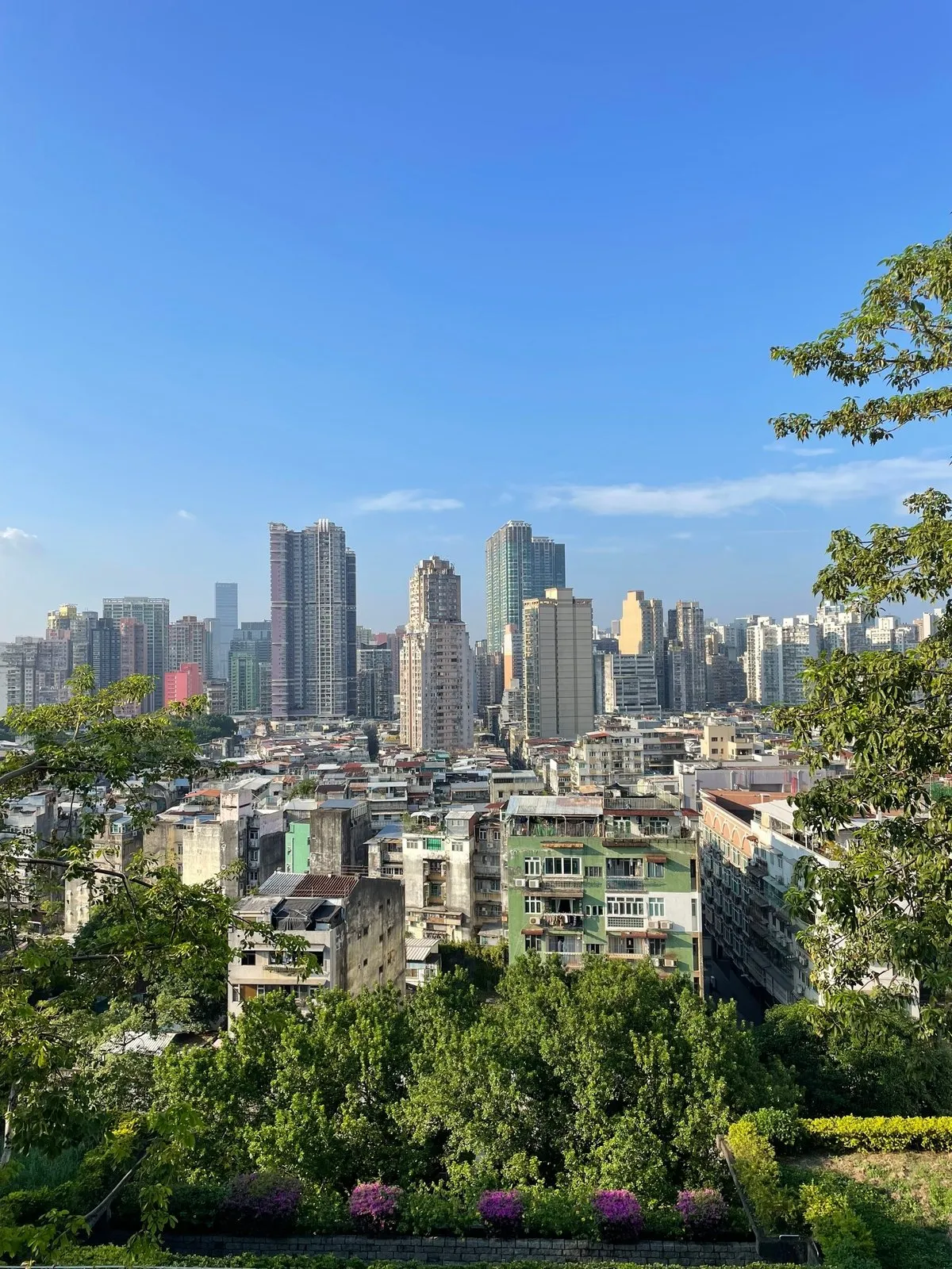 Вне центра трущобы и человейники