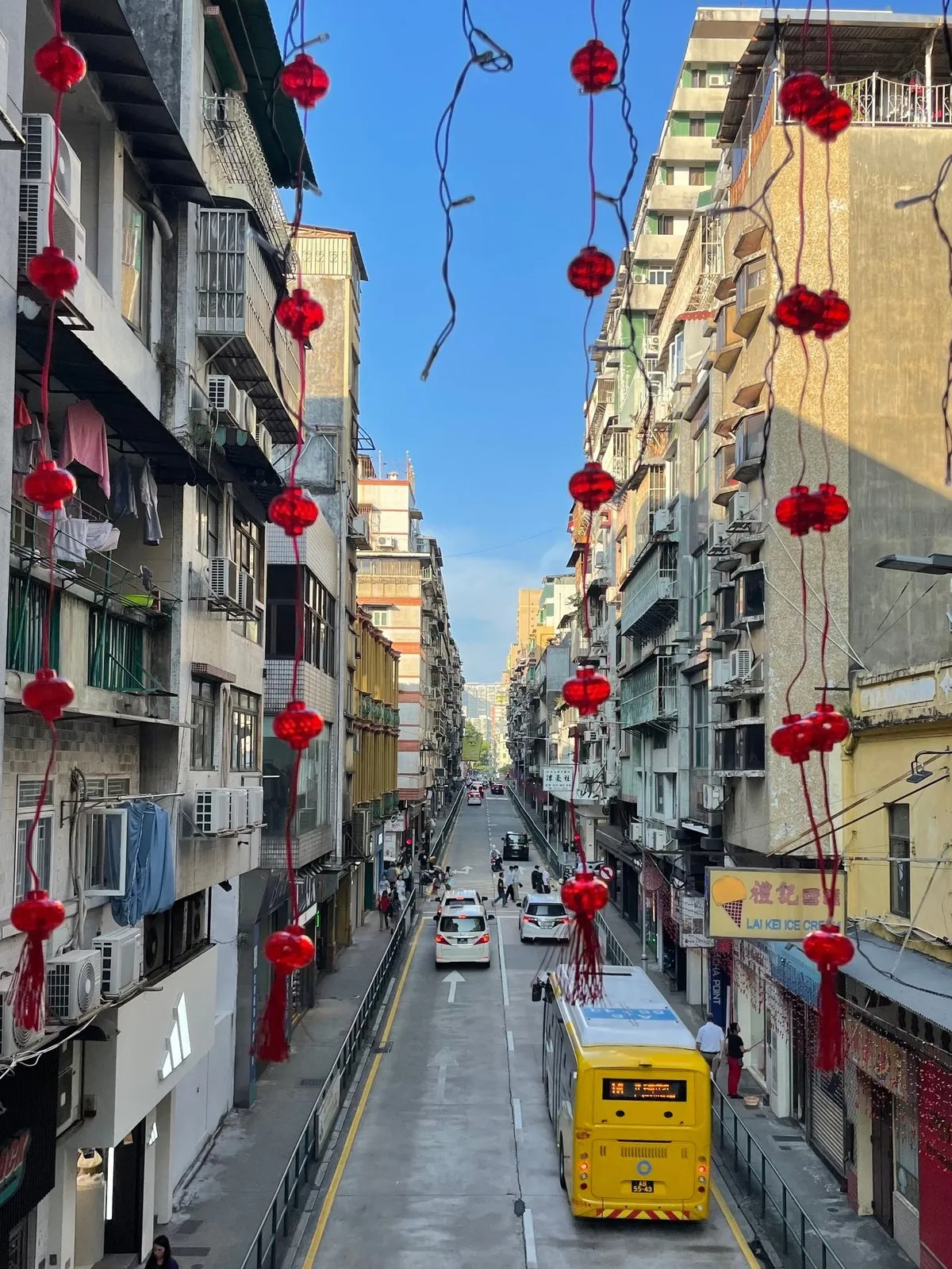 Красные висюльки на переходе