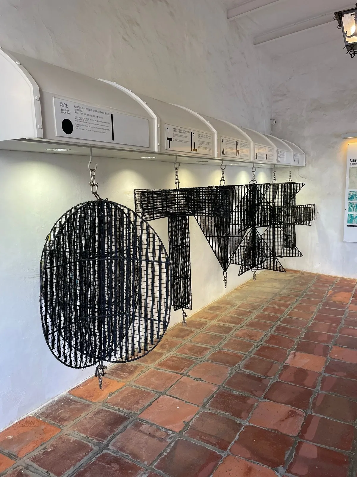 Загогулина вывешивается на крыше форта, самой высокой точке острова. По её форме можно понять будет ли тайфун и какой силы