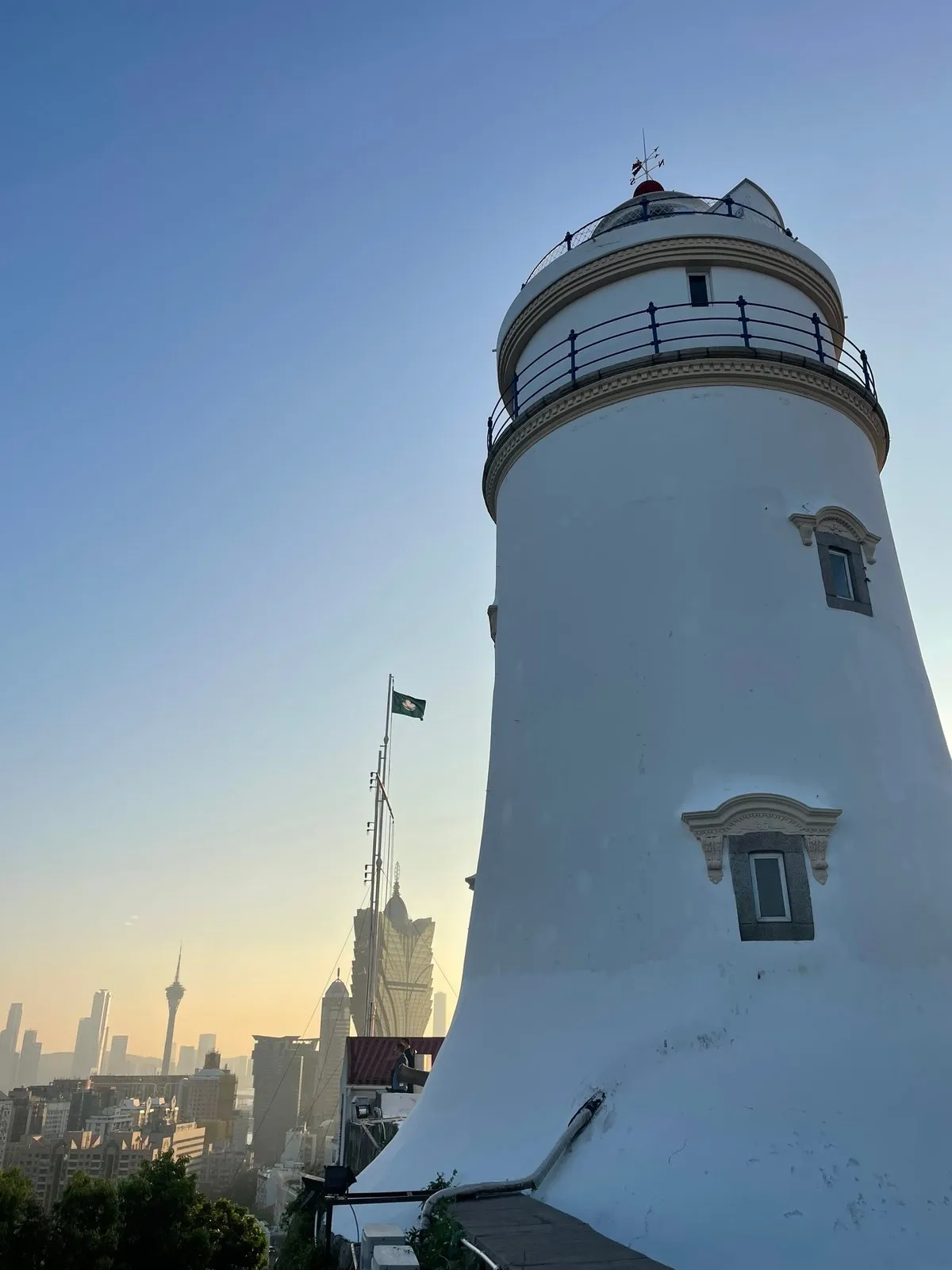 Маяк и флаг