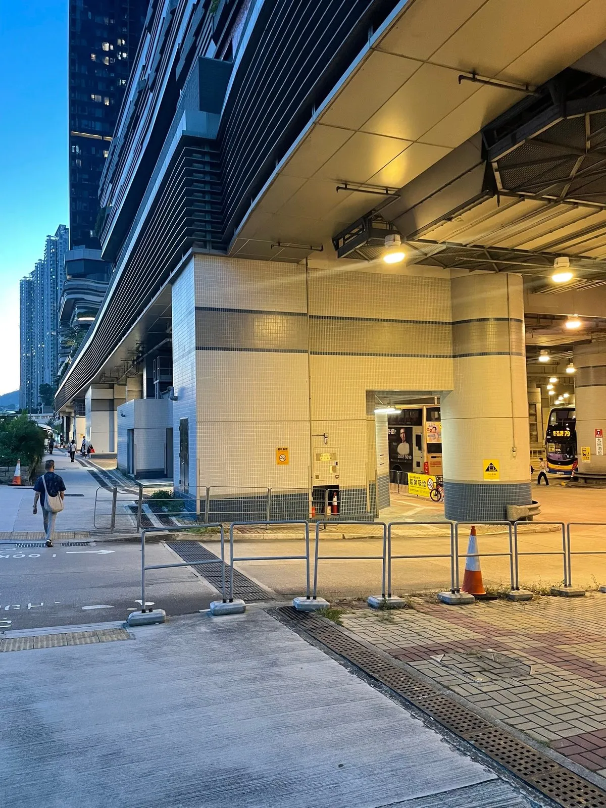 Автобусная остановка внутри ТЦ