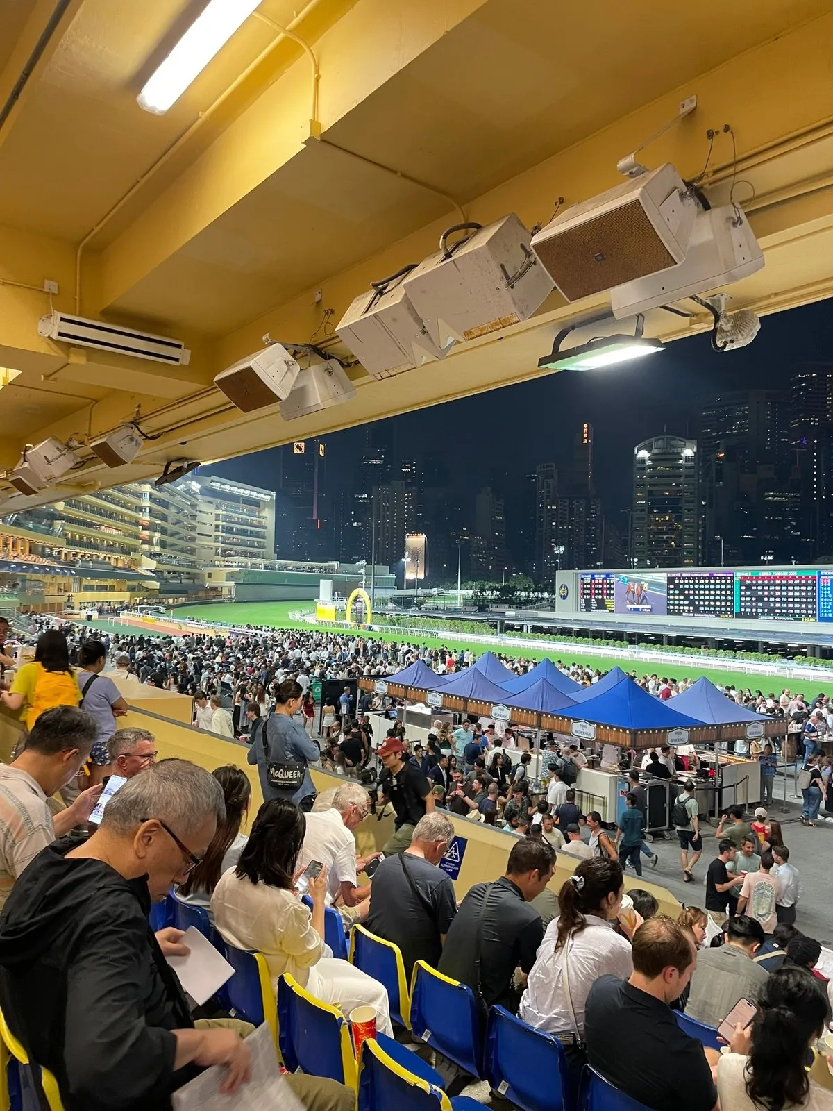 Тут ещё октоберфест проходит. Китайские тёлочки в немецких костюмах разливают пивас