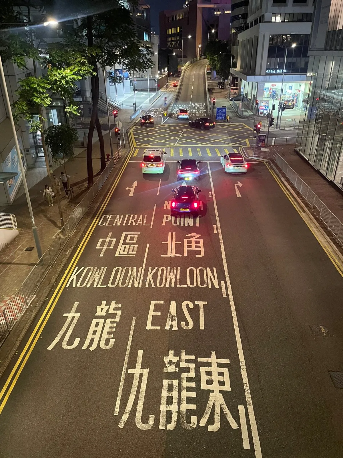 Kowloon - большой район через залив от Гонконга. Мы там и жили