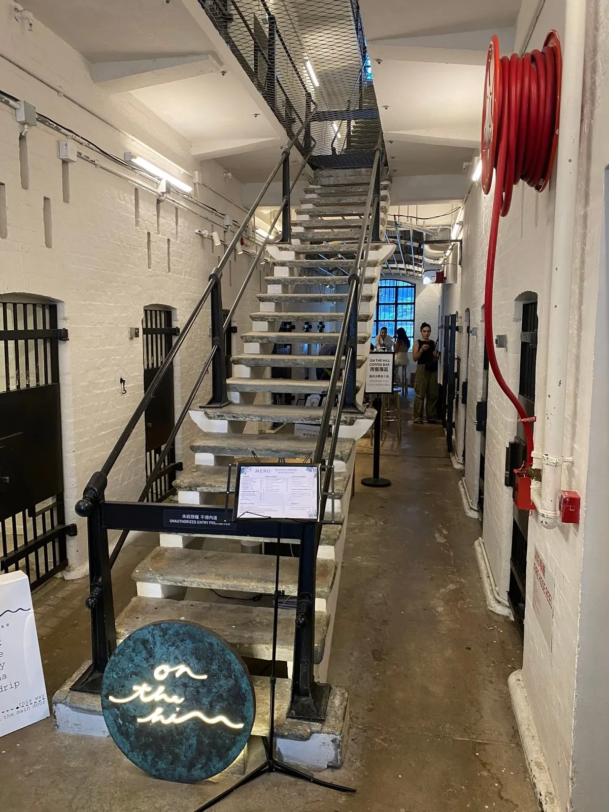 В одном из блоков кофейня