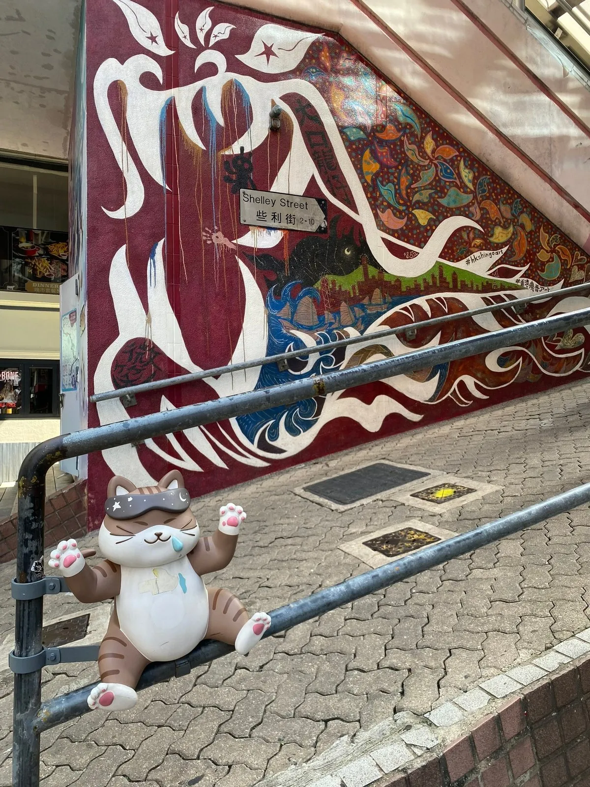 Сонный кот. Названия улиц, разметка и все меню продублированы на английском - он государственной язык, его больше китайского