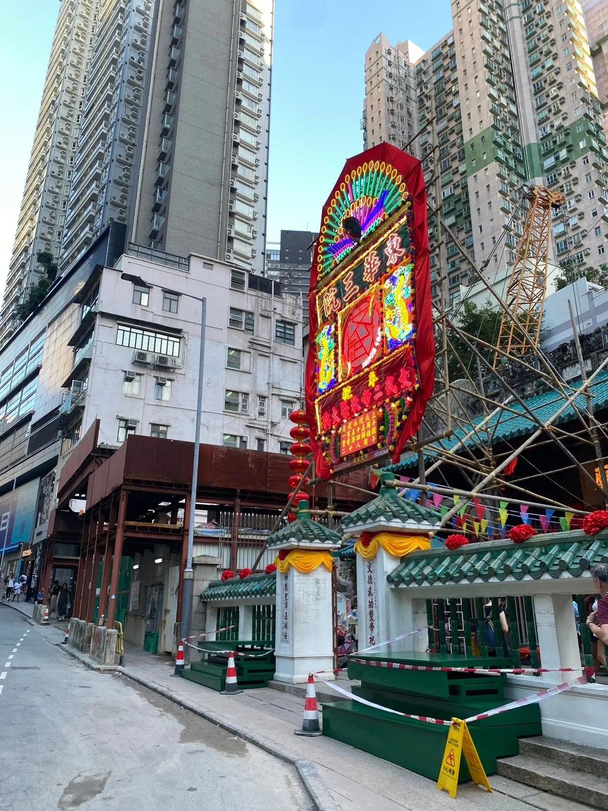 Вывеска вся в диодах, наверху киберфазан