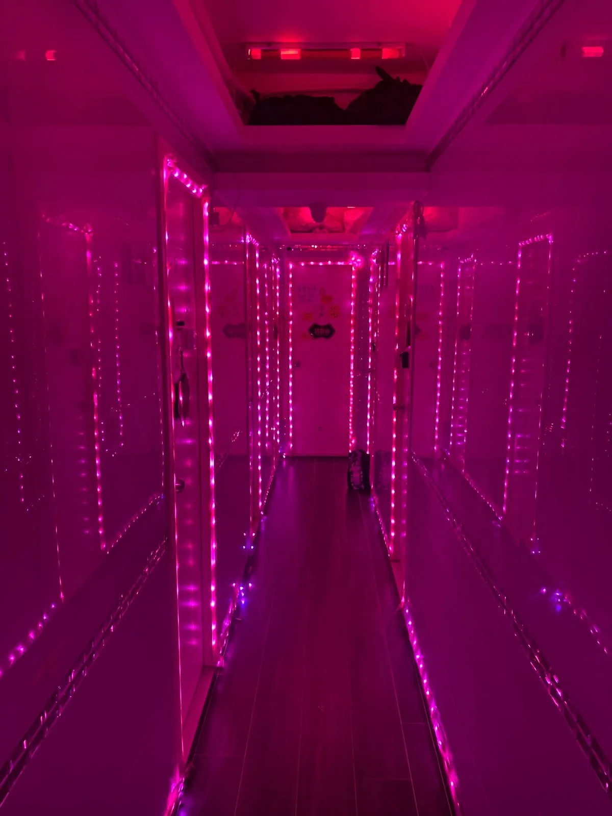 Так получилось что мы жили в хостеле на последнем этаже девятиэтажного борделя. Он же здание 141. Организованная проституция незаконна, но если дама работают сама на себя то ок. Поэтому появились такие дома где каждую квартиру снимают женщины пониженной социальной ответственности