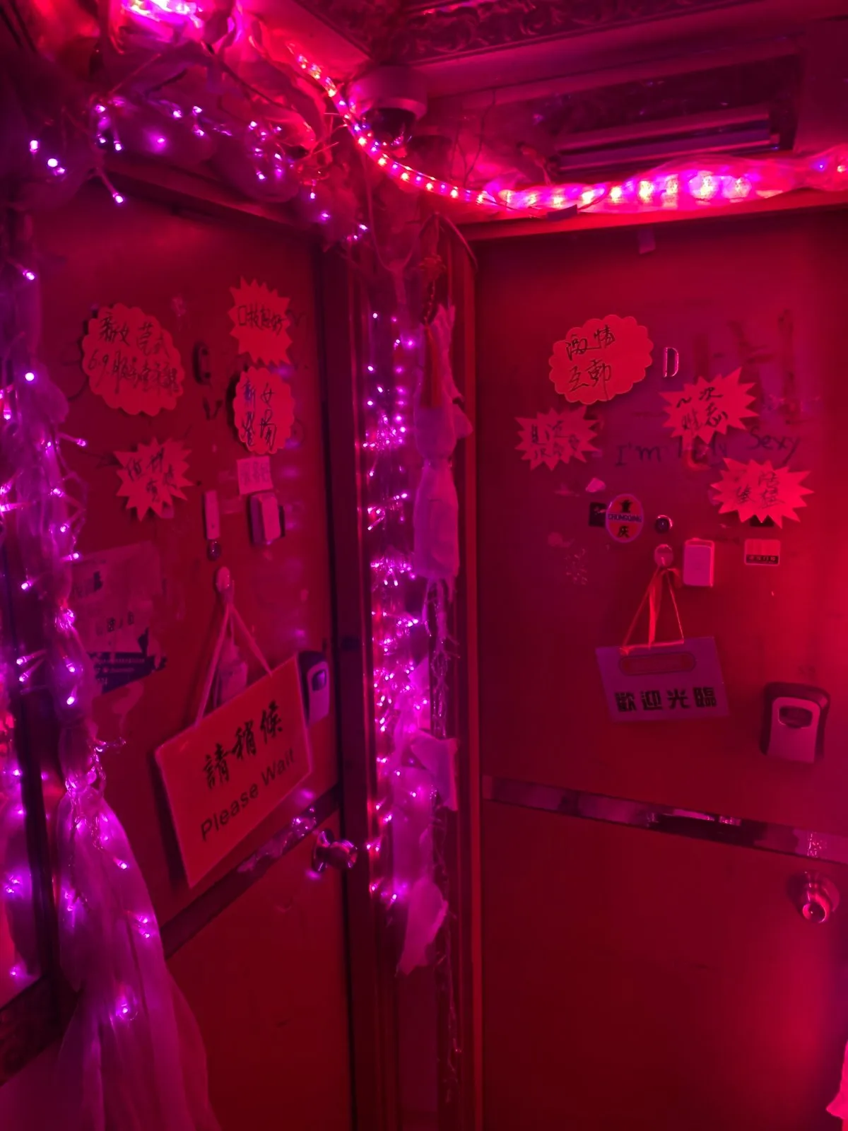 Дама слева за работой, справа - принимает