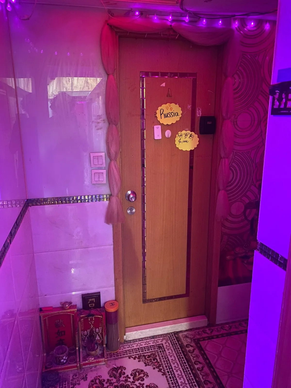 Русская. Снизу маленький храмик, можно свечку от гонореи поставить