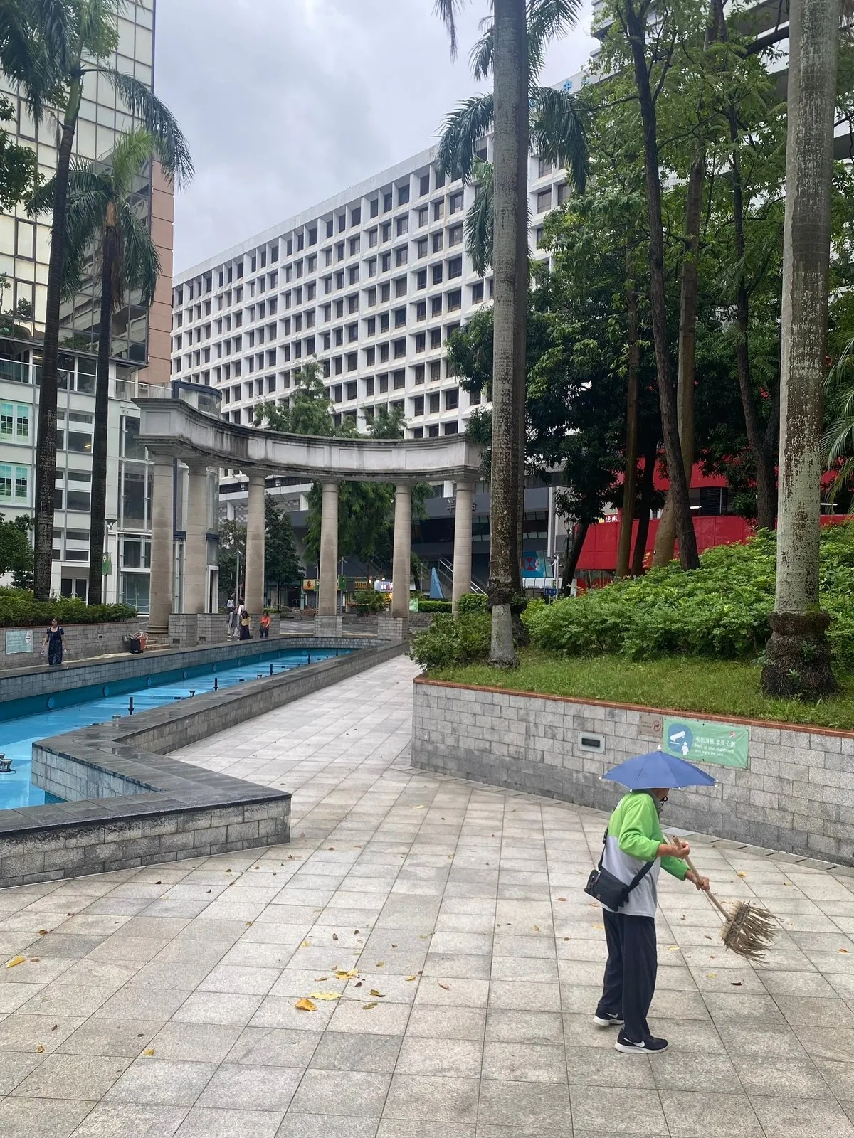 Шляпа-зонтик у дворника