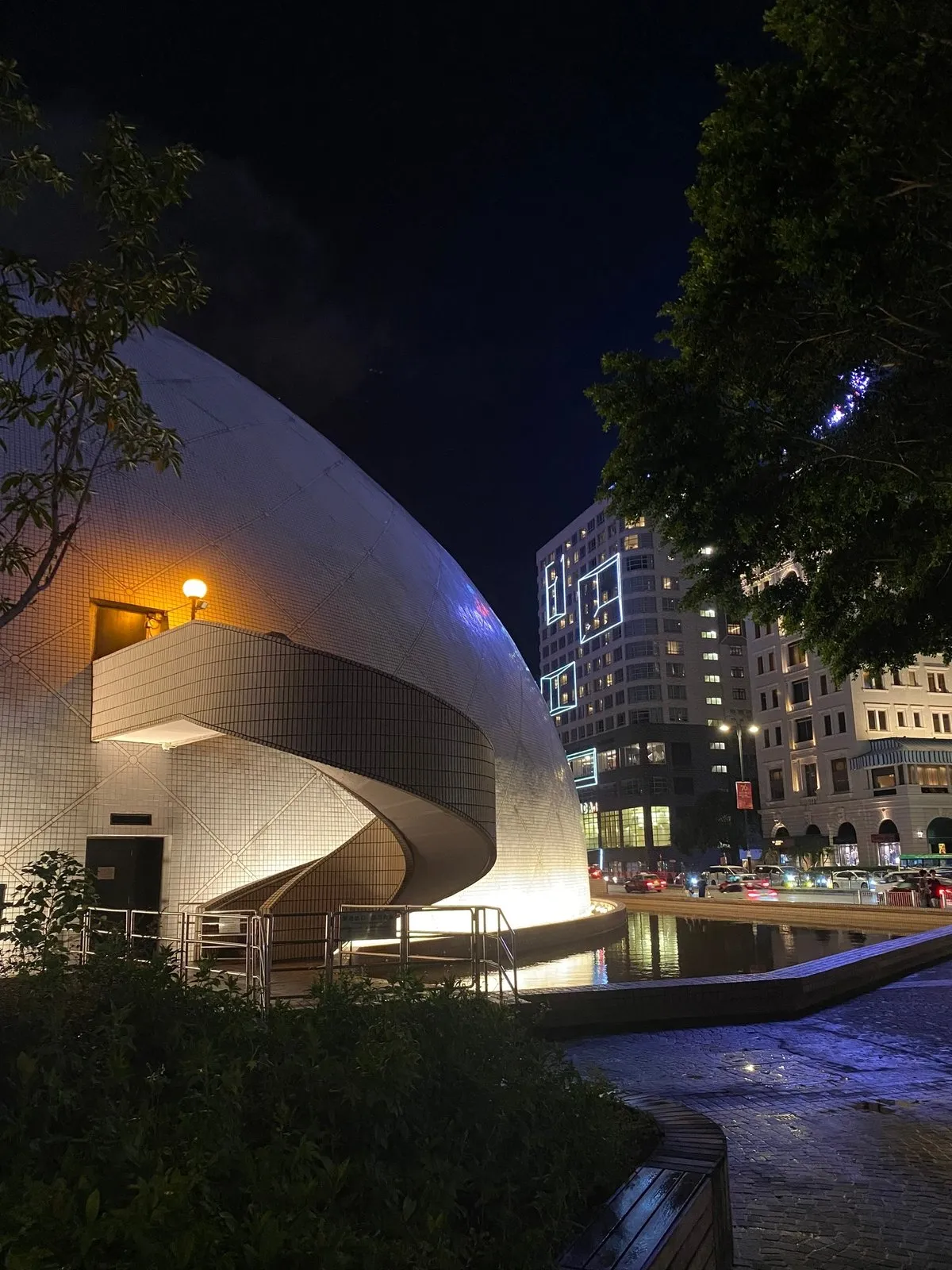 Модная лестница рядом с музеем искусства