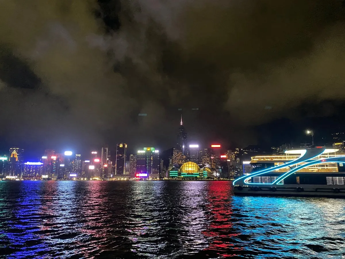 Собственно остров Гонконг. Он совсем маленький, намного меньше специального административного района Китая Гонконг