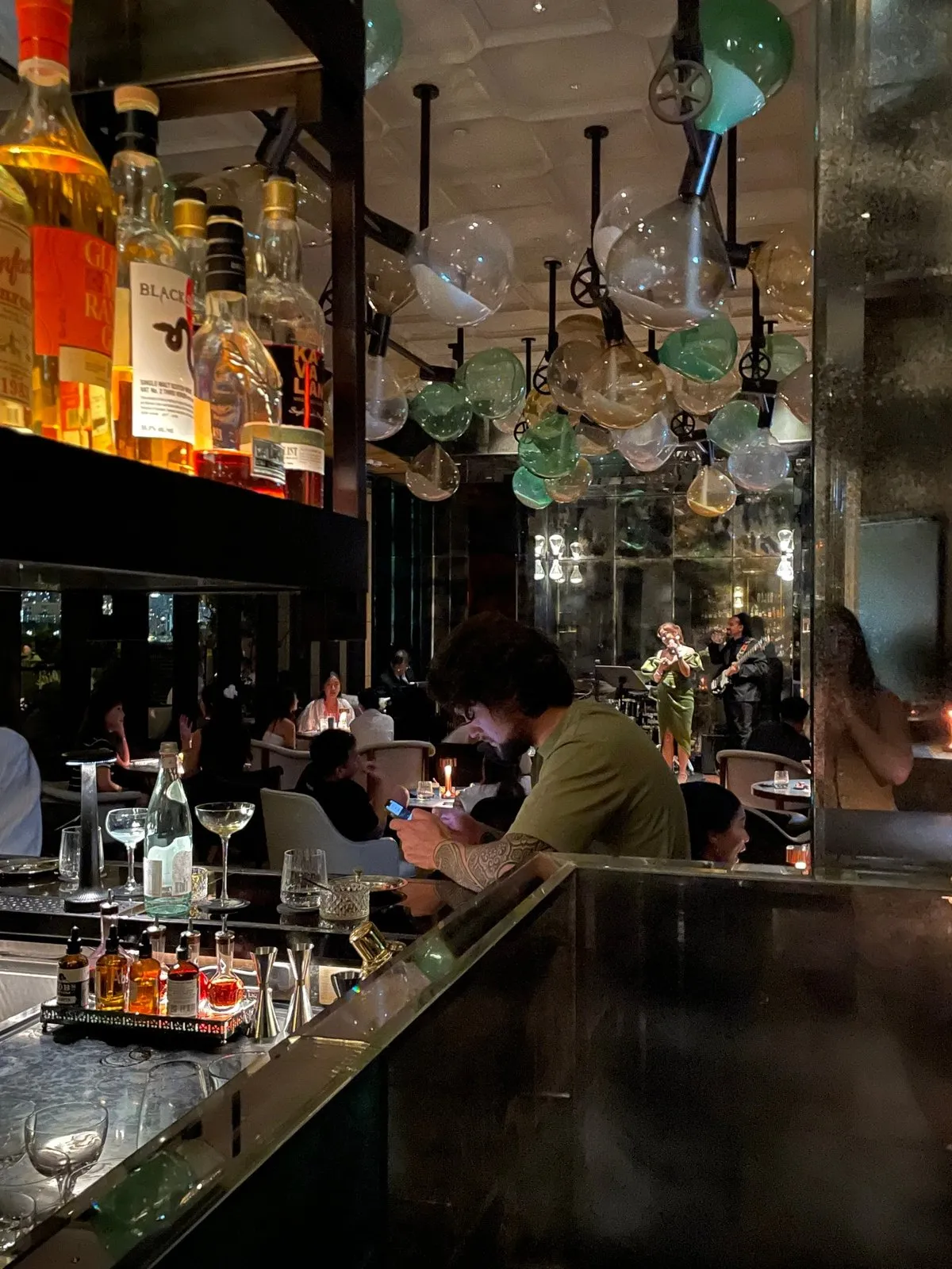 Песочные часы под потолком вертятся