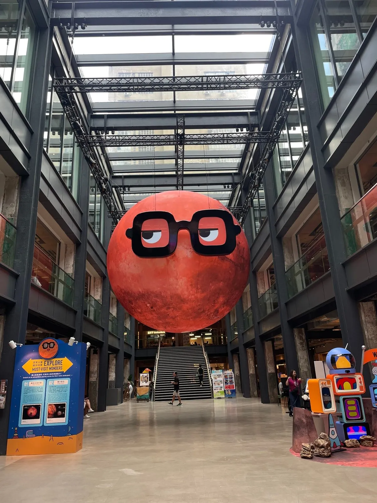 В глазах у марса по телеку и он то моргает то что-то показывает