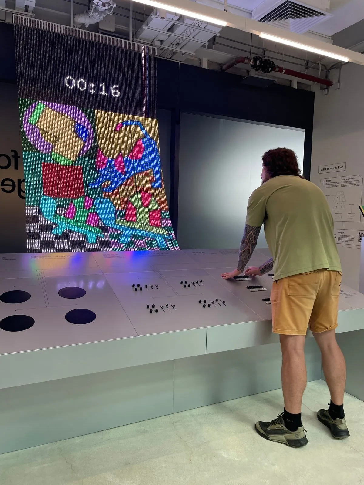 Тут на синтезаторе можно собрать себе картинку. Когда нажимаешь на кнопки и крутишь крутилки - оно прикольные звуки издаёт